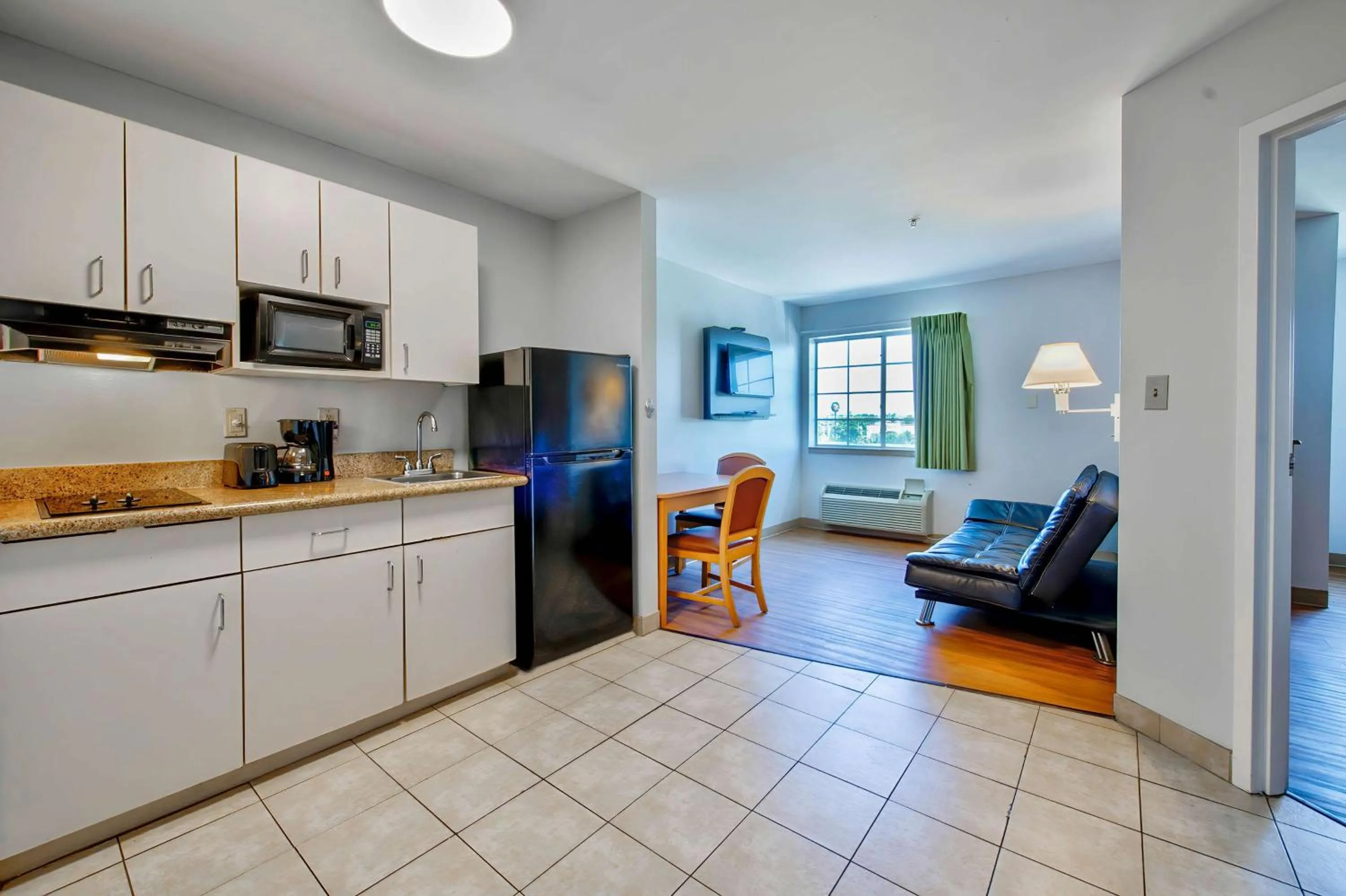 Photo of the whole room in Studio 6-Sulphur, LA