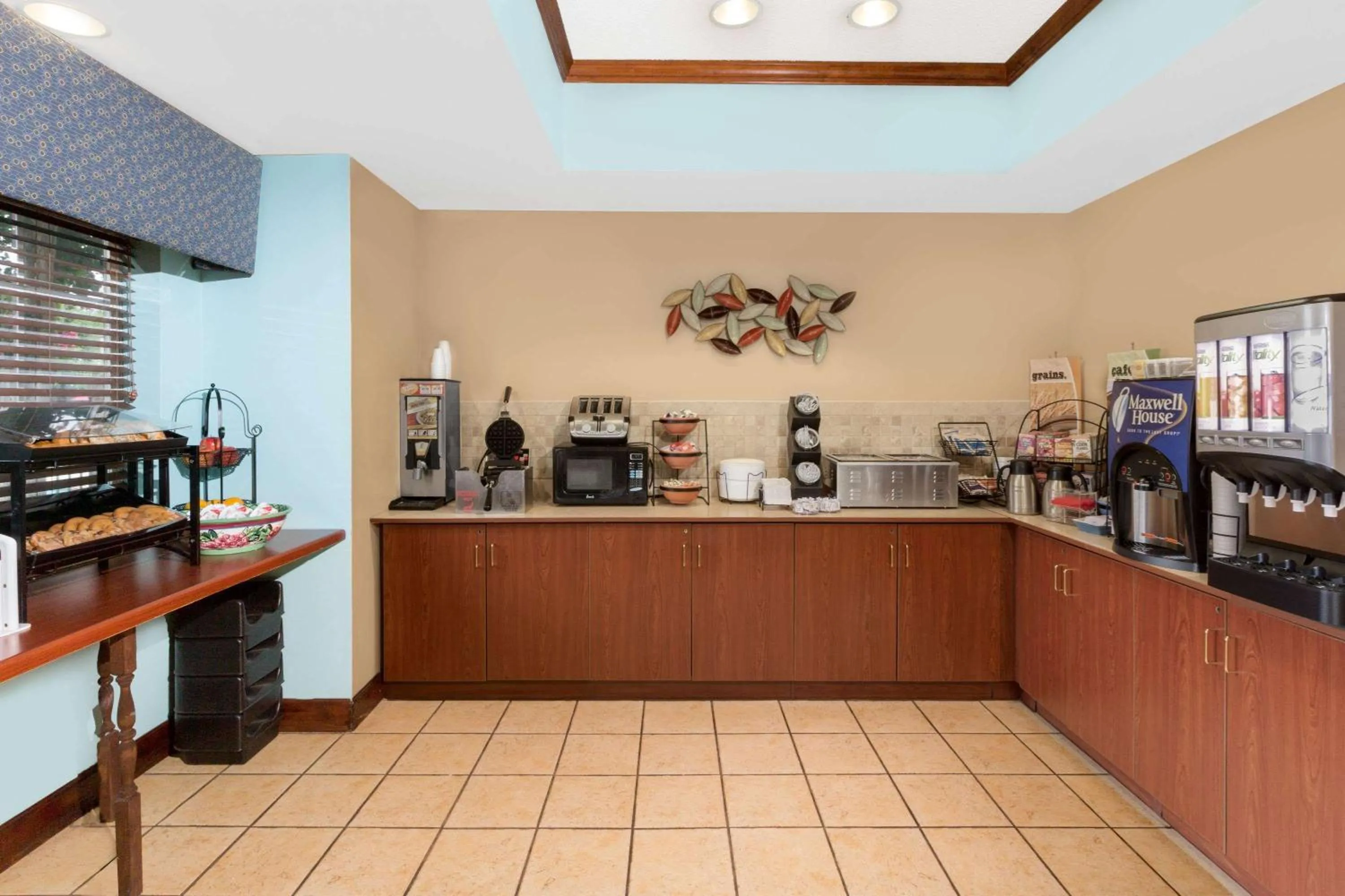 Restaurant/Places to Eat in Microtel Inn & Suites by Wyndham Starkville