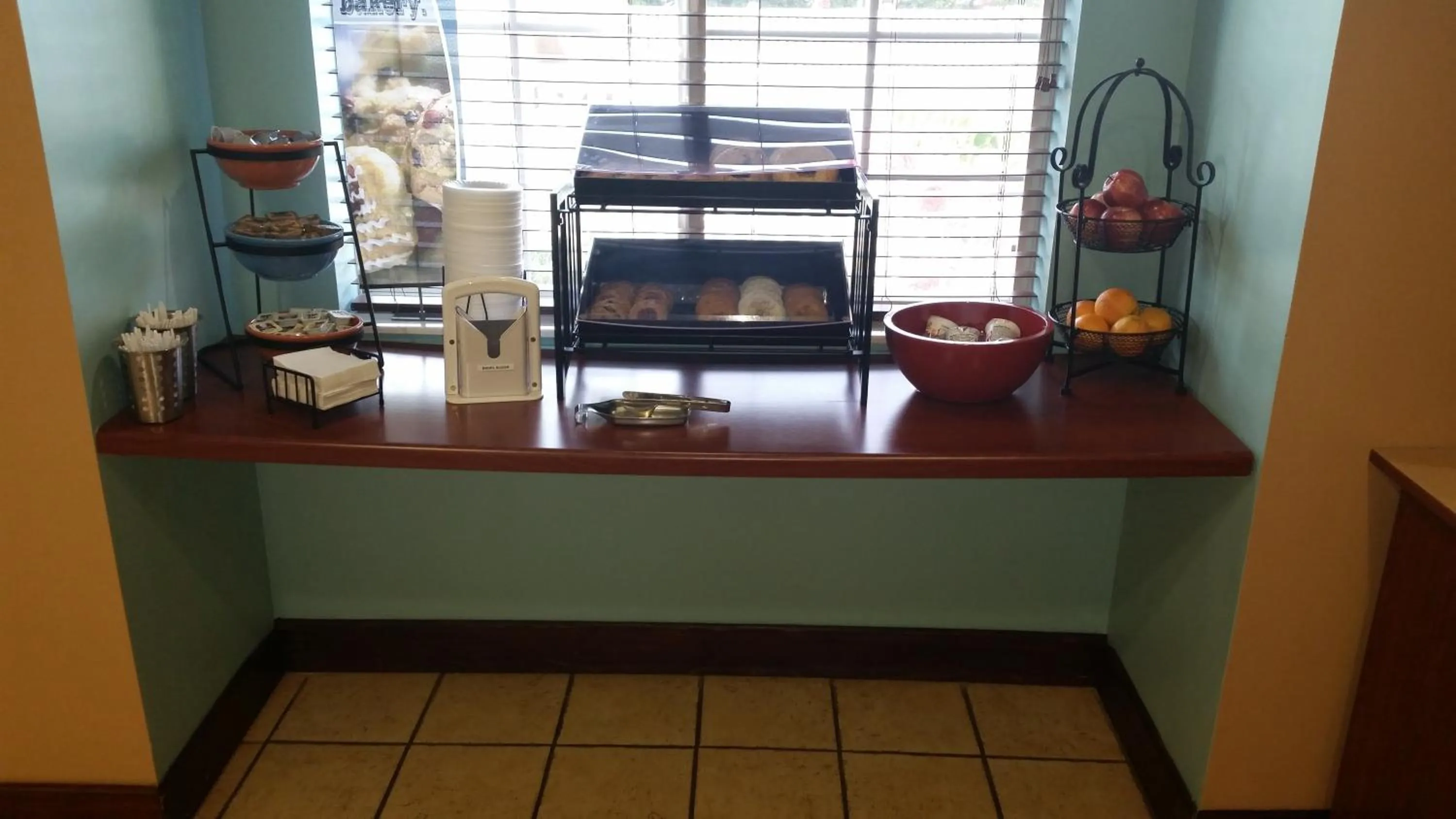 Food close-up, TV/Entertainment Center in Microtel Inn & Suites by Wyndham Starkville