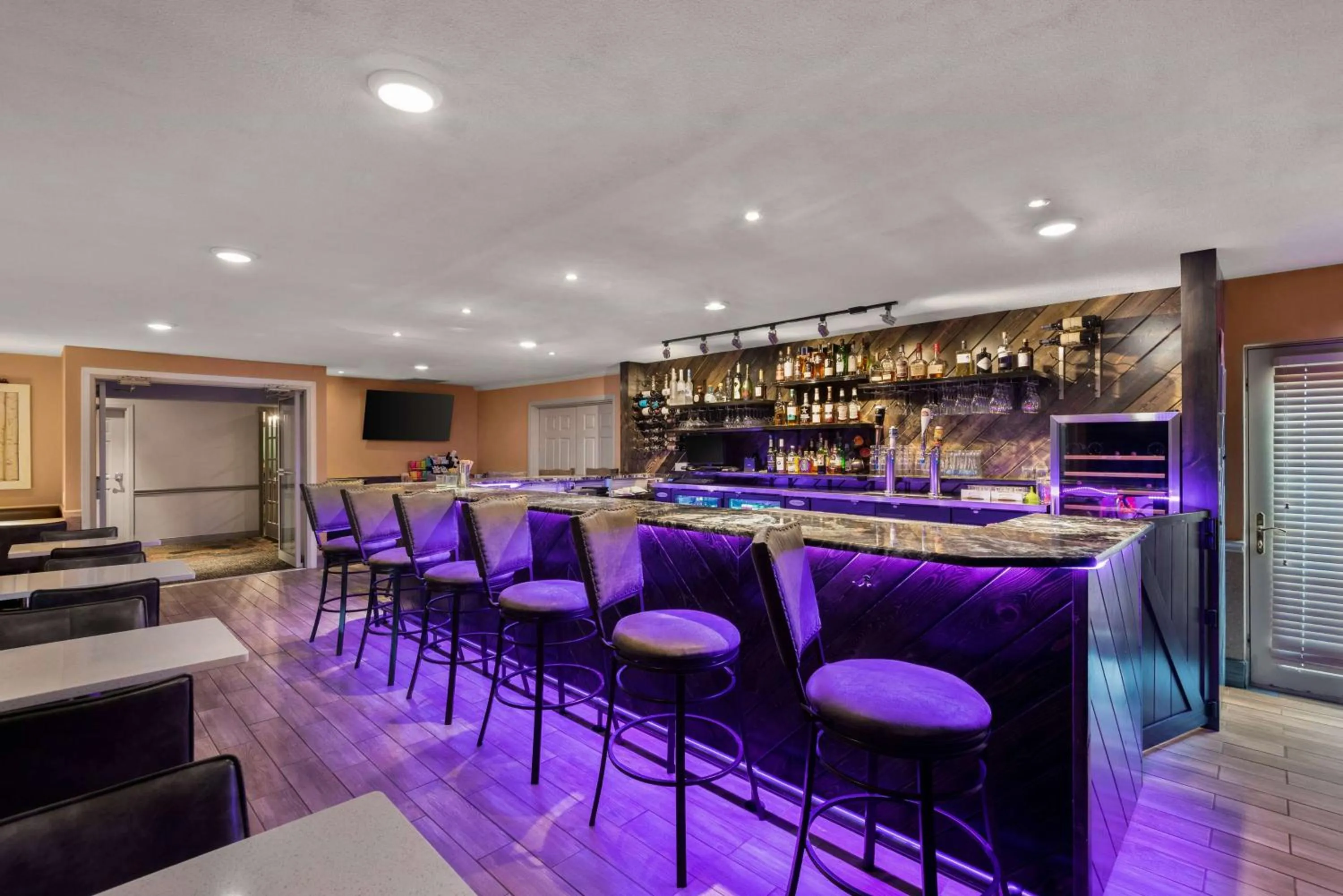 Lounge or bar in Wyndham Garden Galena Hotel & Day Spa