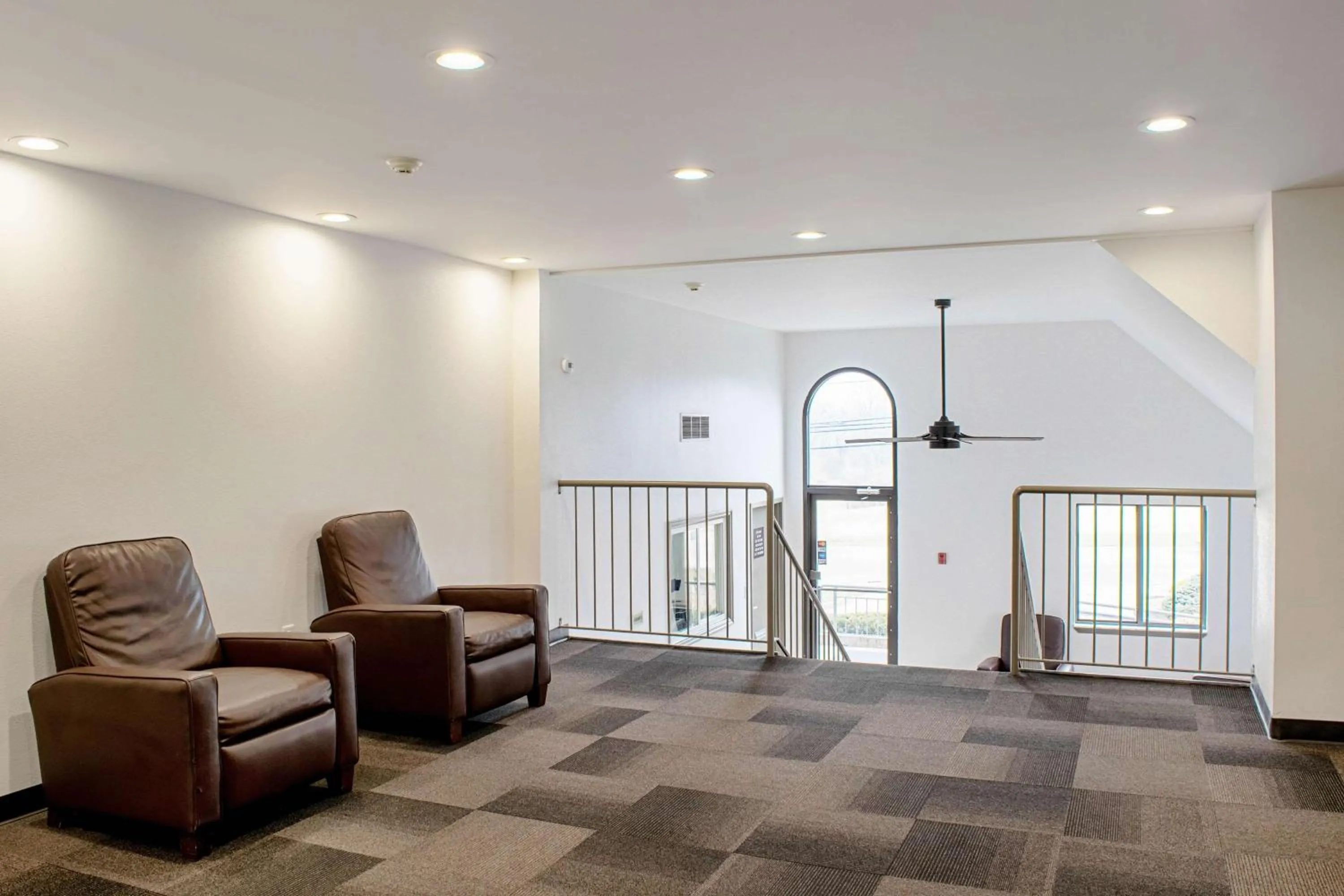 Seating area in Welcome Suites Springdale