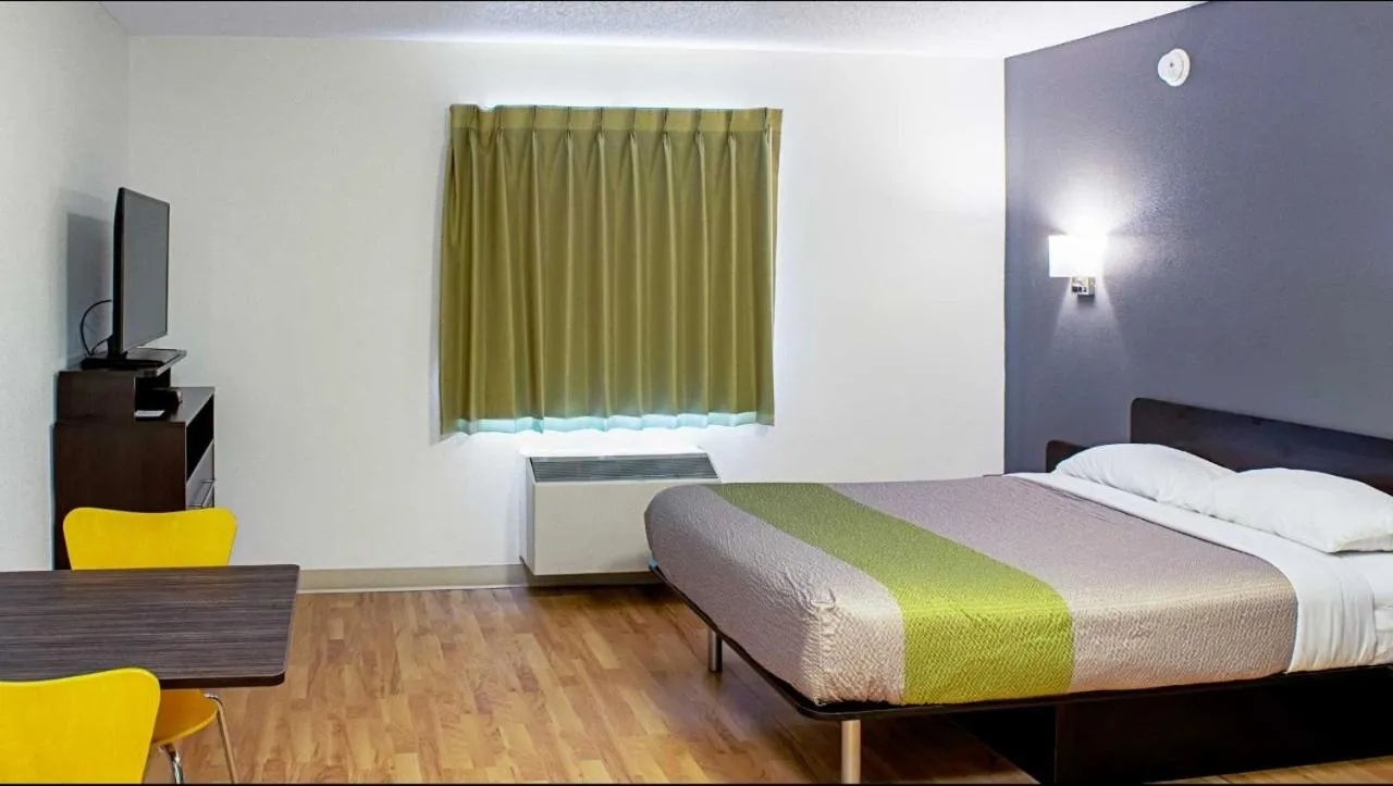 Bed in Welcome Suites Springdale