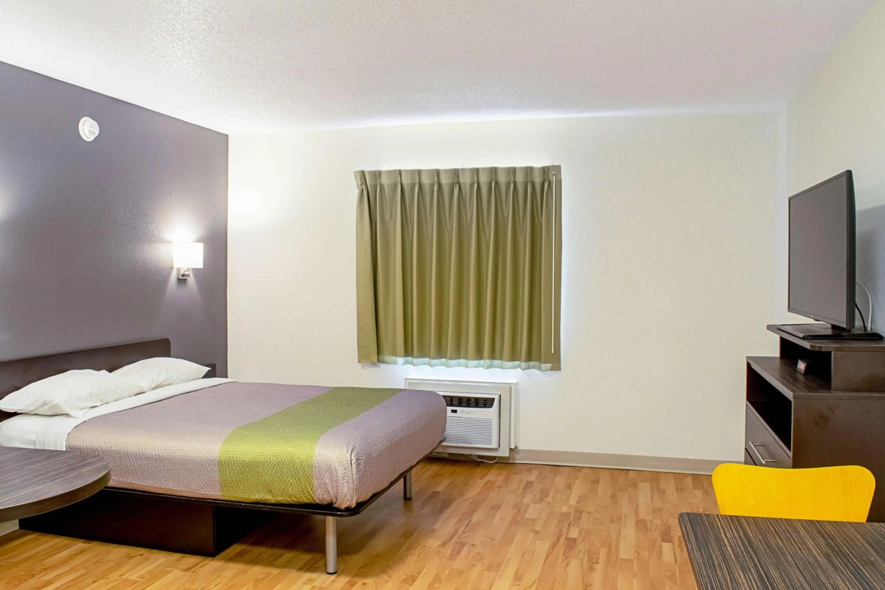 TV and multimedia, Bed in Welcome Suites Springdale