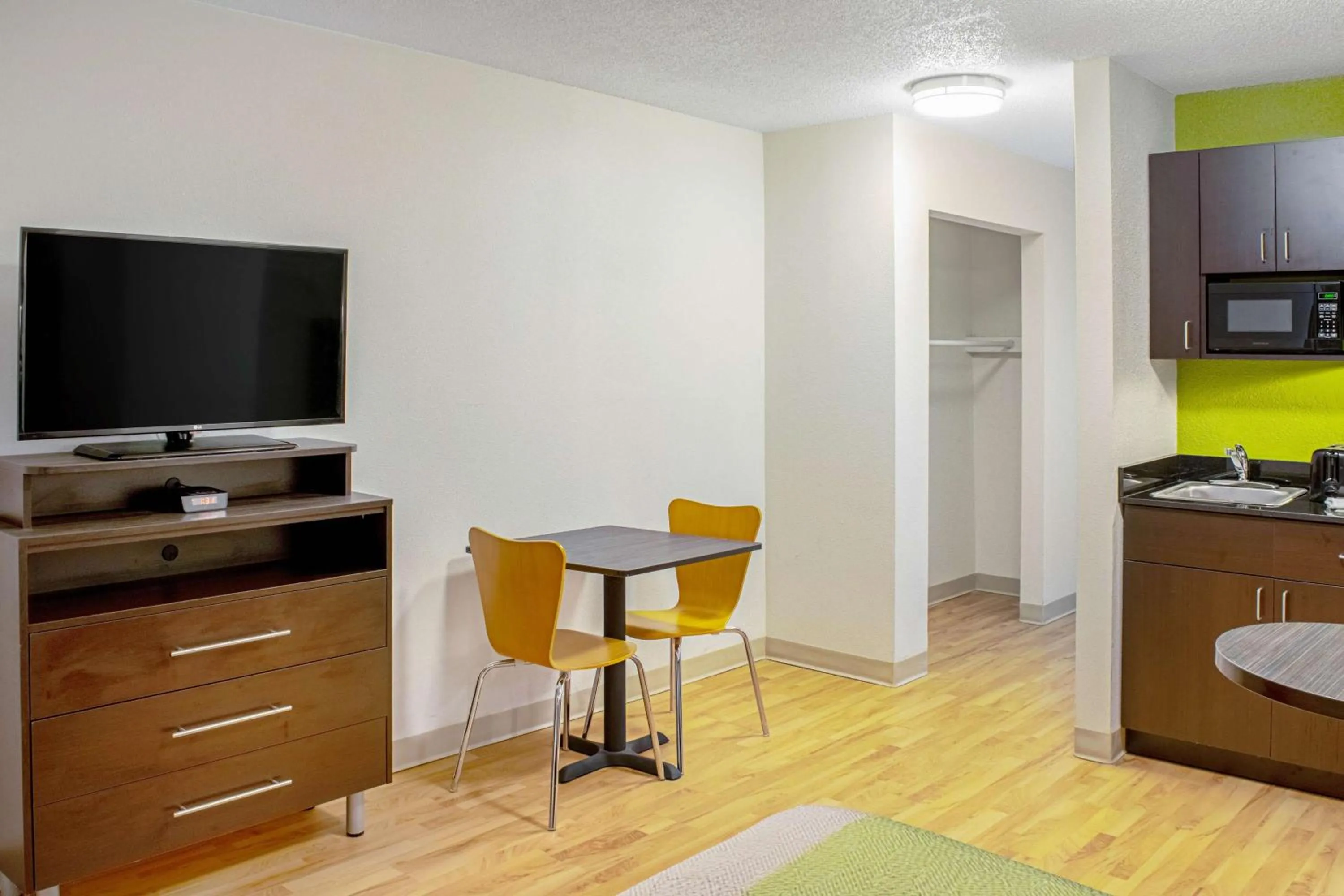 TV and multimedia in Welcome Suites Springdale