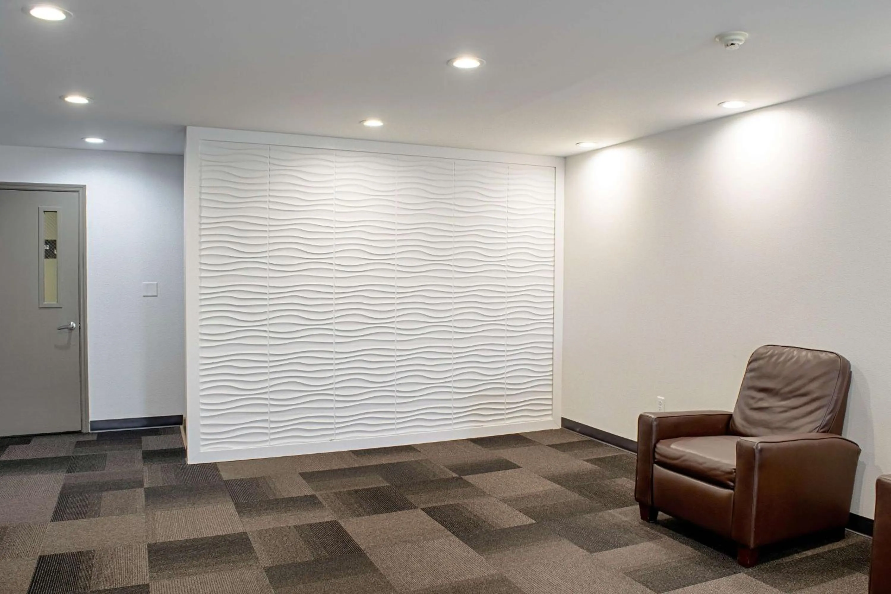 Seating area in Welcome Suites Springdale