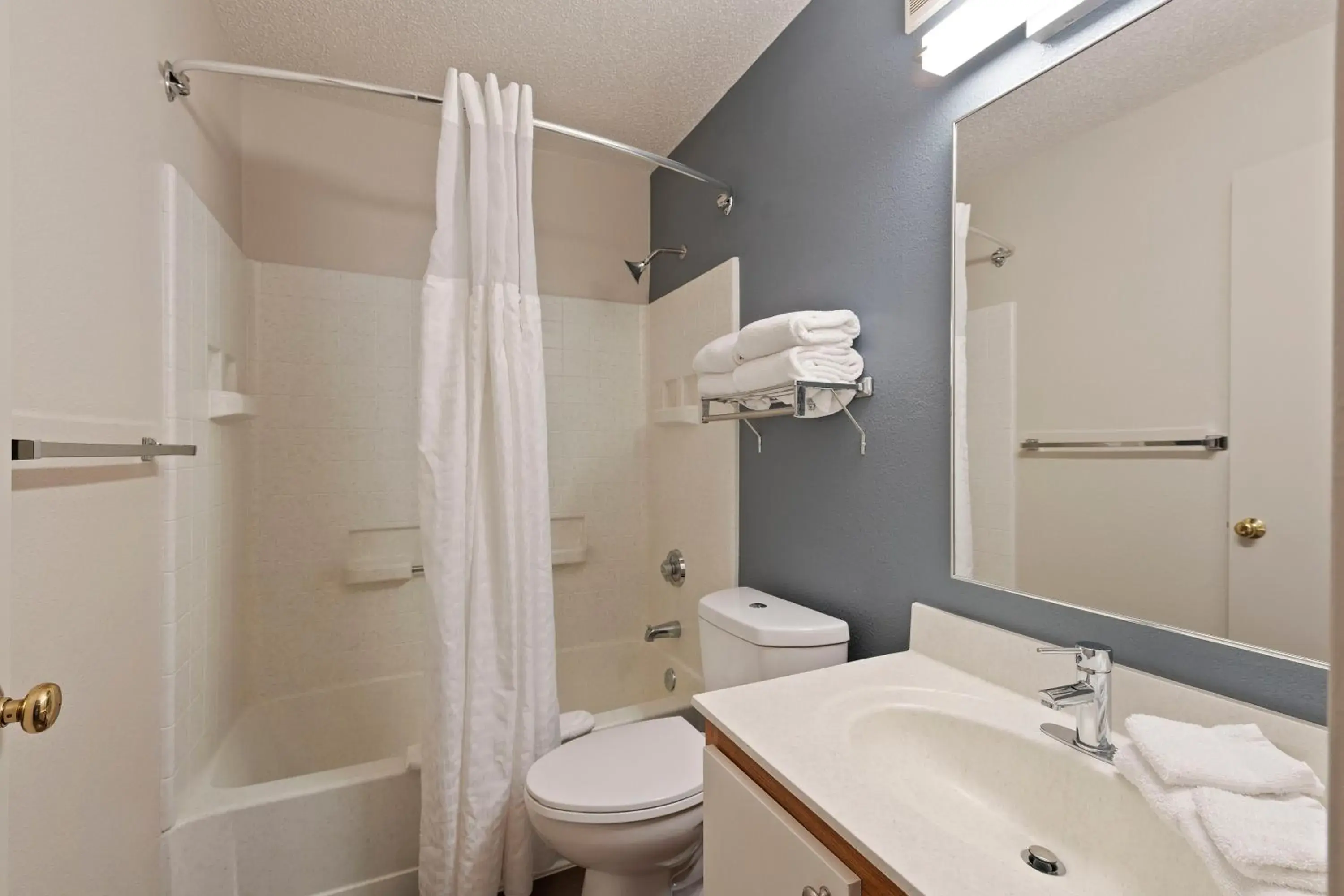 Bathroom in Extended Stay America Select Suites - Charlotte - University Place - E McCullough Dr