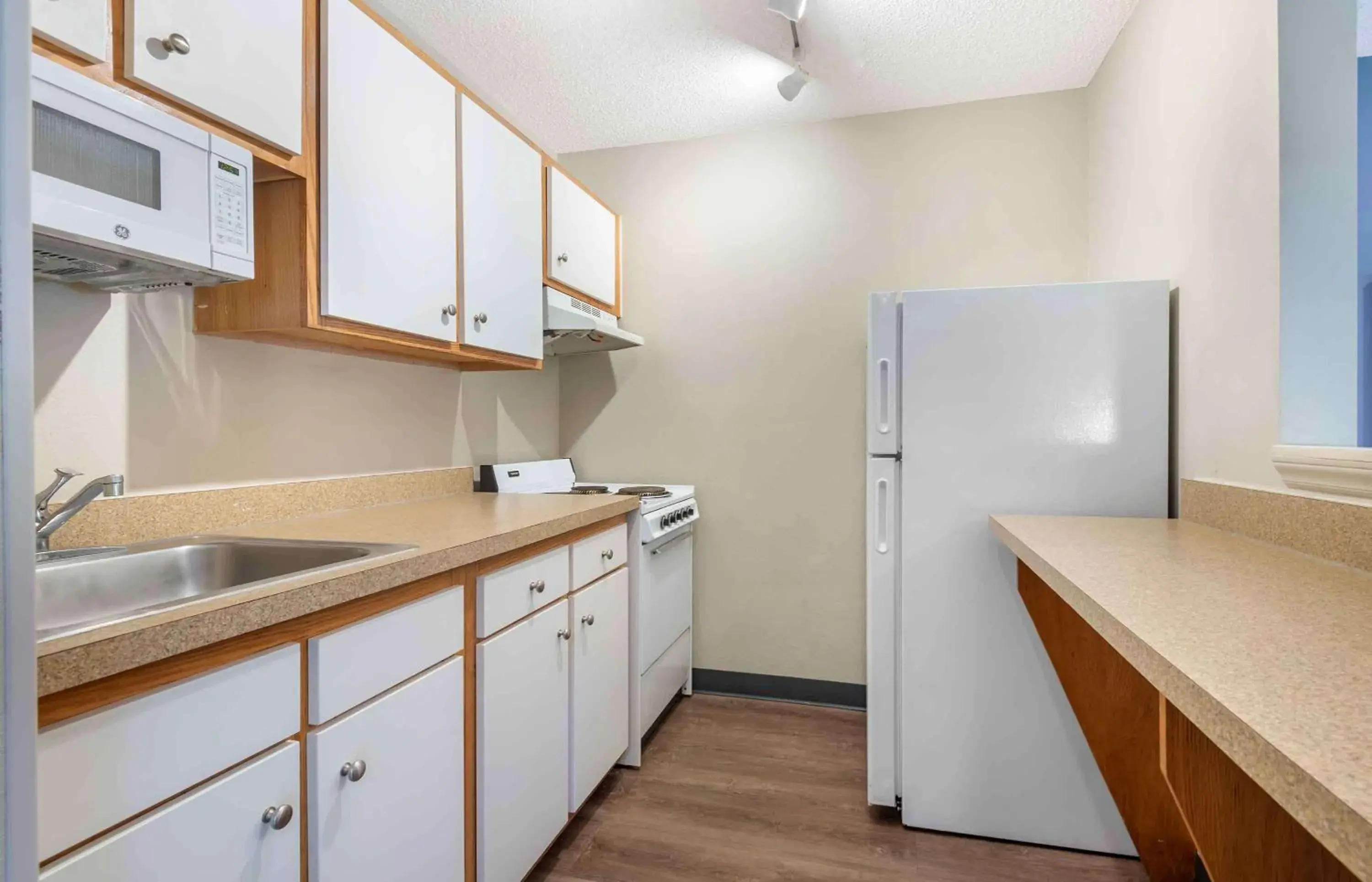 Bedroom, Kitchen/Kitchenette in Extended Stay America Select Suites - Charlotte - University Place - E McCullough Dr