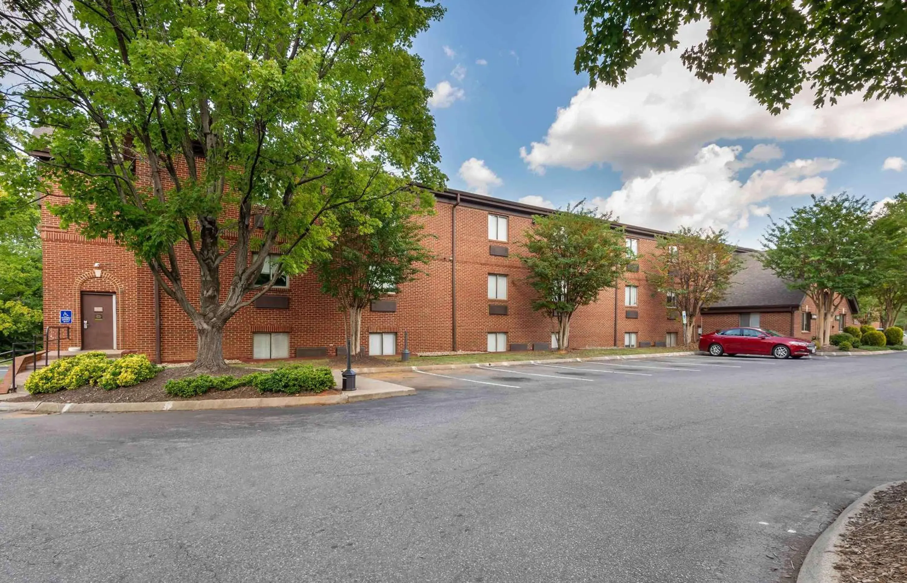 Property Building in Extended Stay America Select Suites - Charlotte - University Place - E McCullough Dr