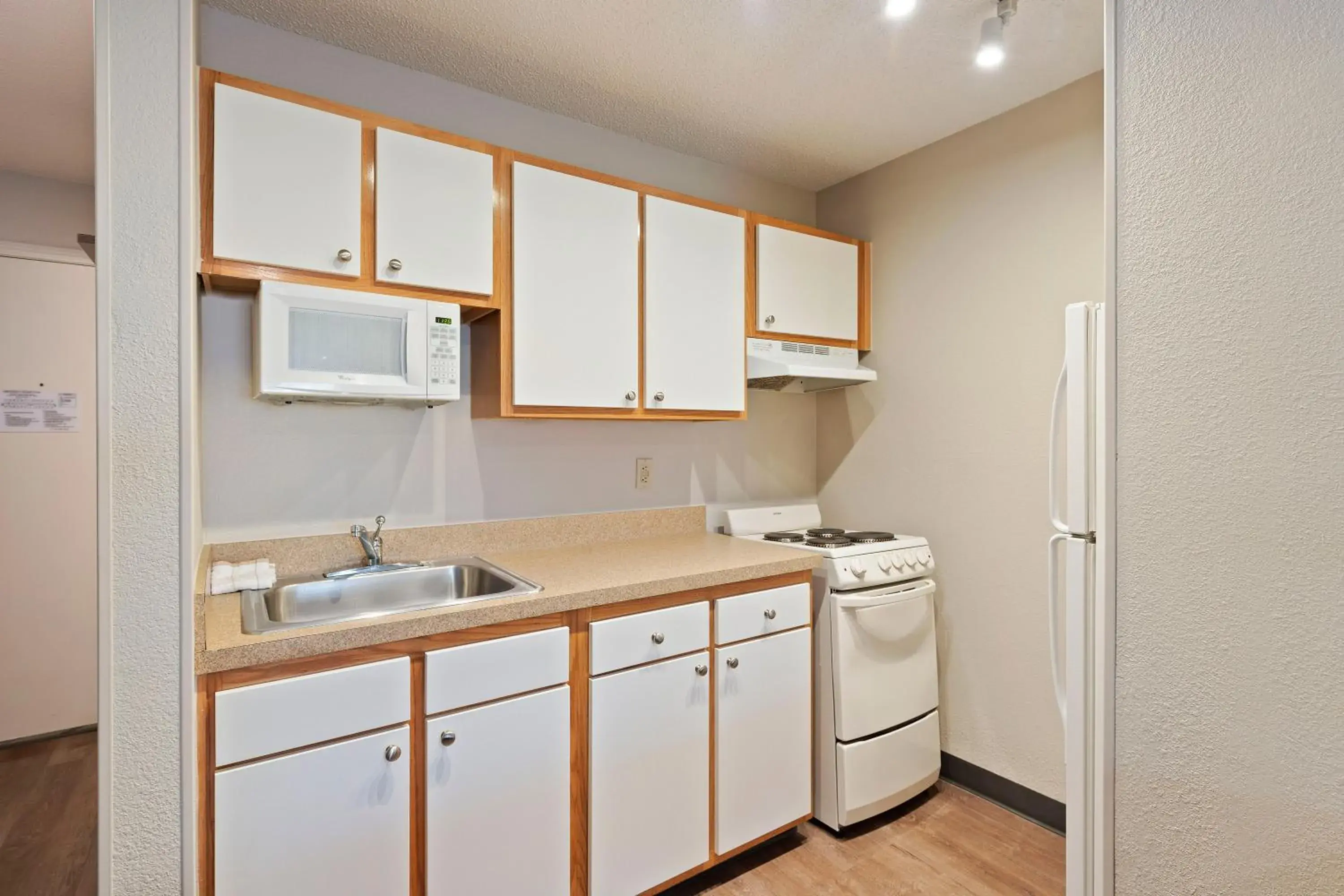 Kitchen or kitchenette, Kitchen/Kitchenette in Extended Stay America Select Suites - Charlotte - University Place - E McCullough Dr