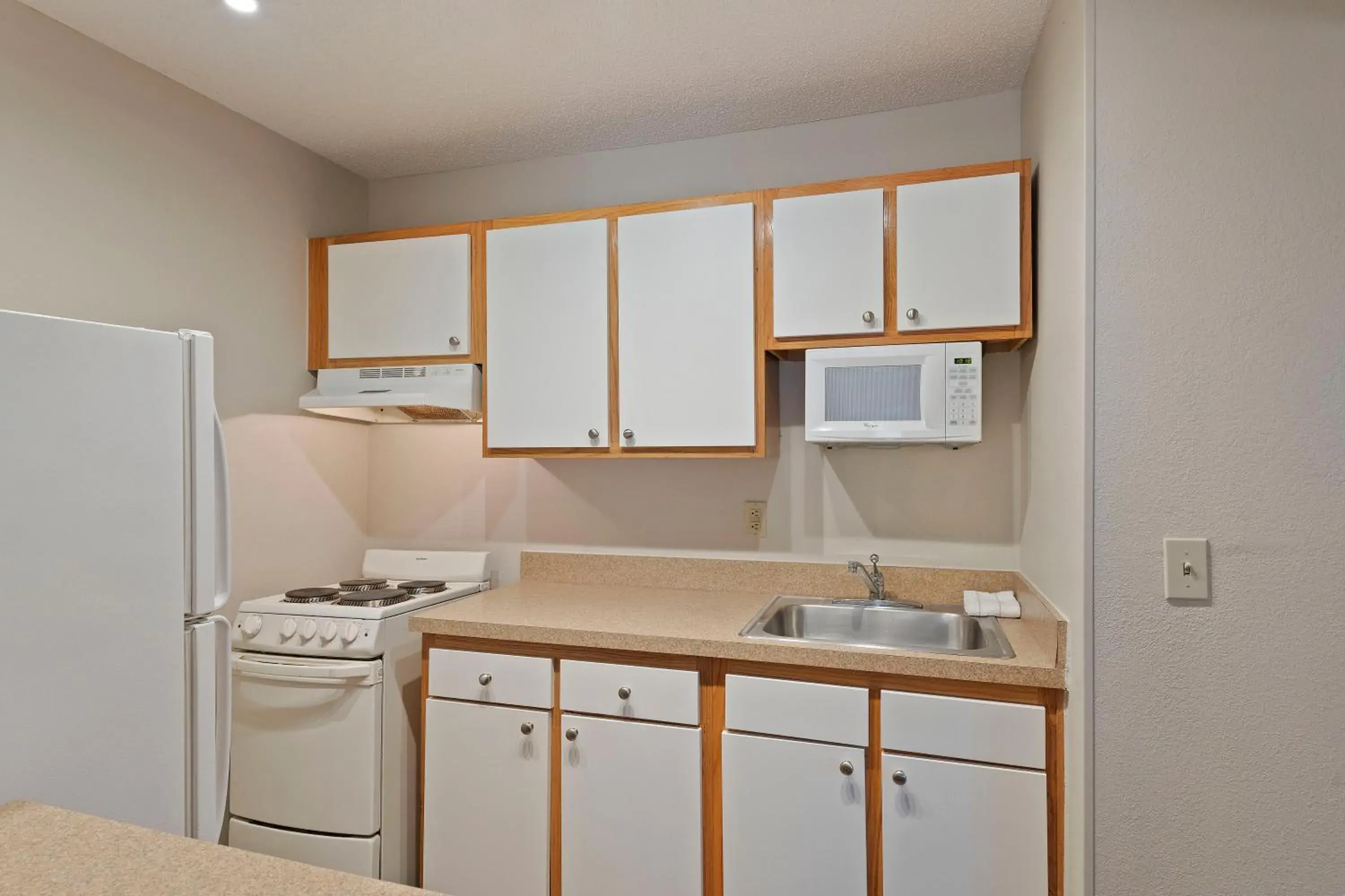 Kitchen or kitchenette, Kitchen/Kitchenette in Extended Stay America Select Suites - Charlotte - University Place - E McCullough Dr