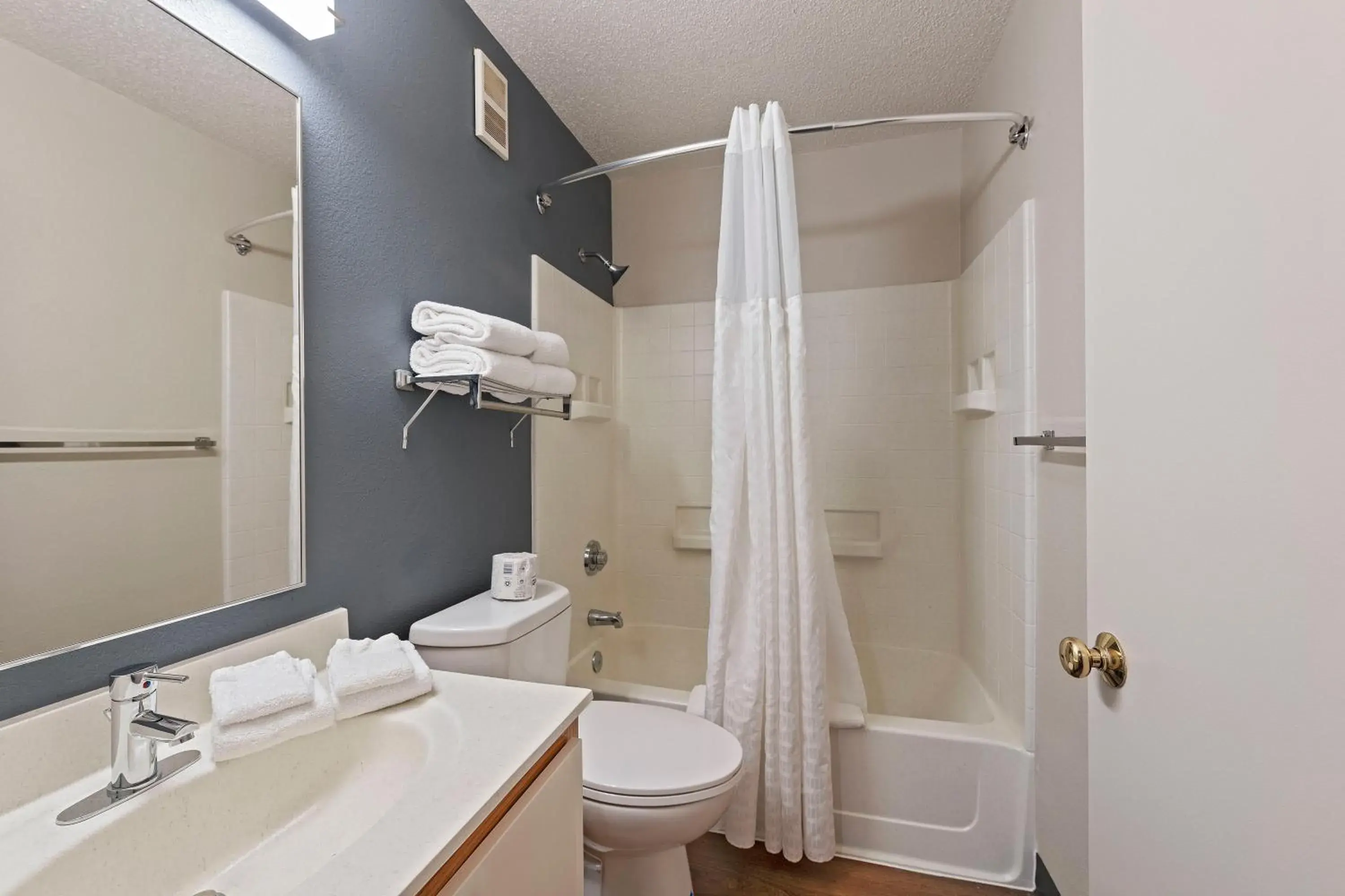 Bathroom in Extended Stay America Select Suites - Charlotte - University Place - E McCullough Dr