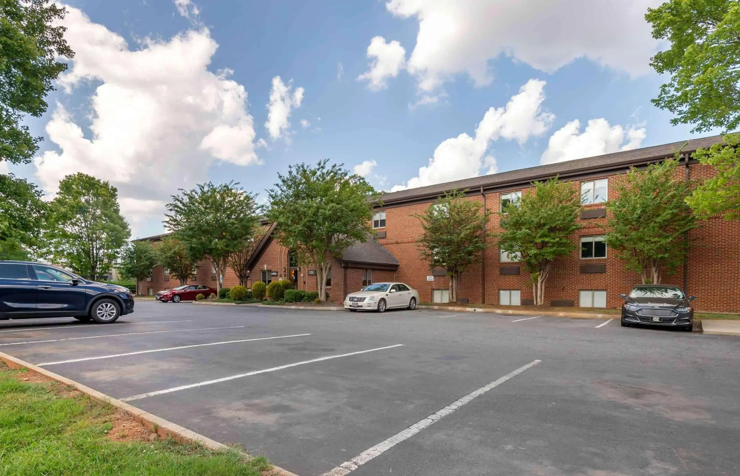 Property Building in Extended Stay America Select Suites - Charlotte - University Place - E McCullough Dr