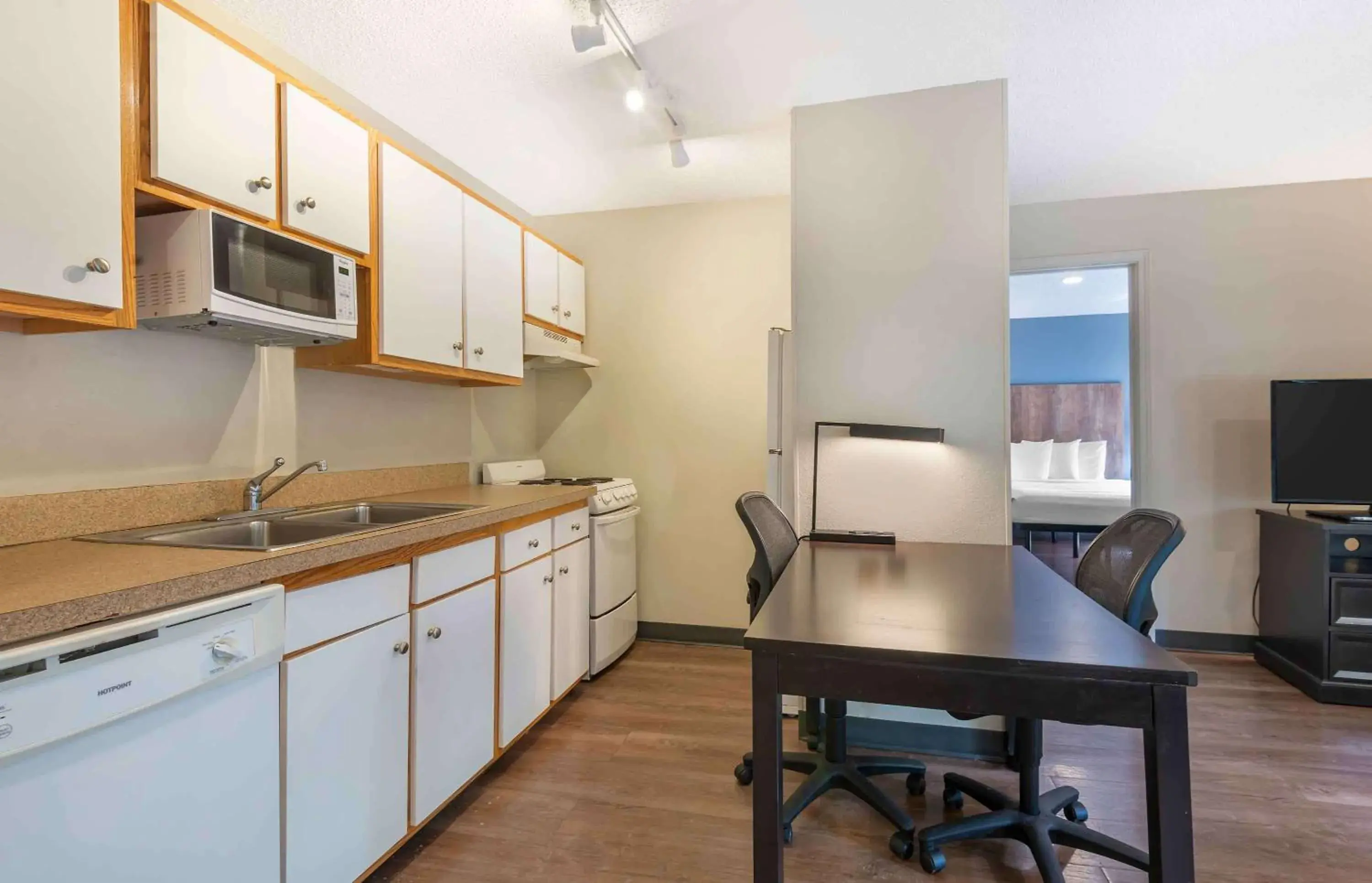 Bedroom, Kitchen/Kitchenette in Extended Stay America Select Suites - Charlotte - University Place - E McCullough Dr
