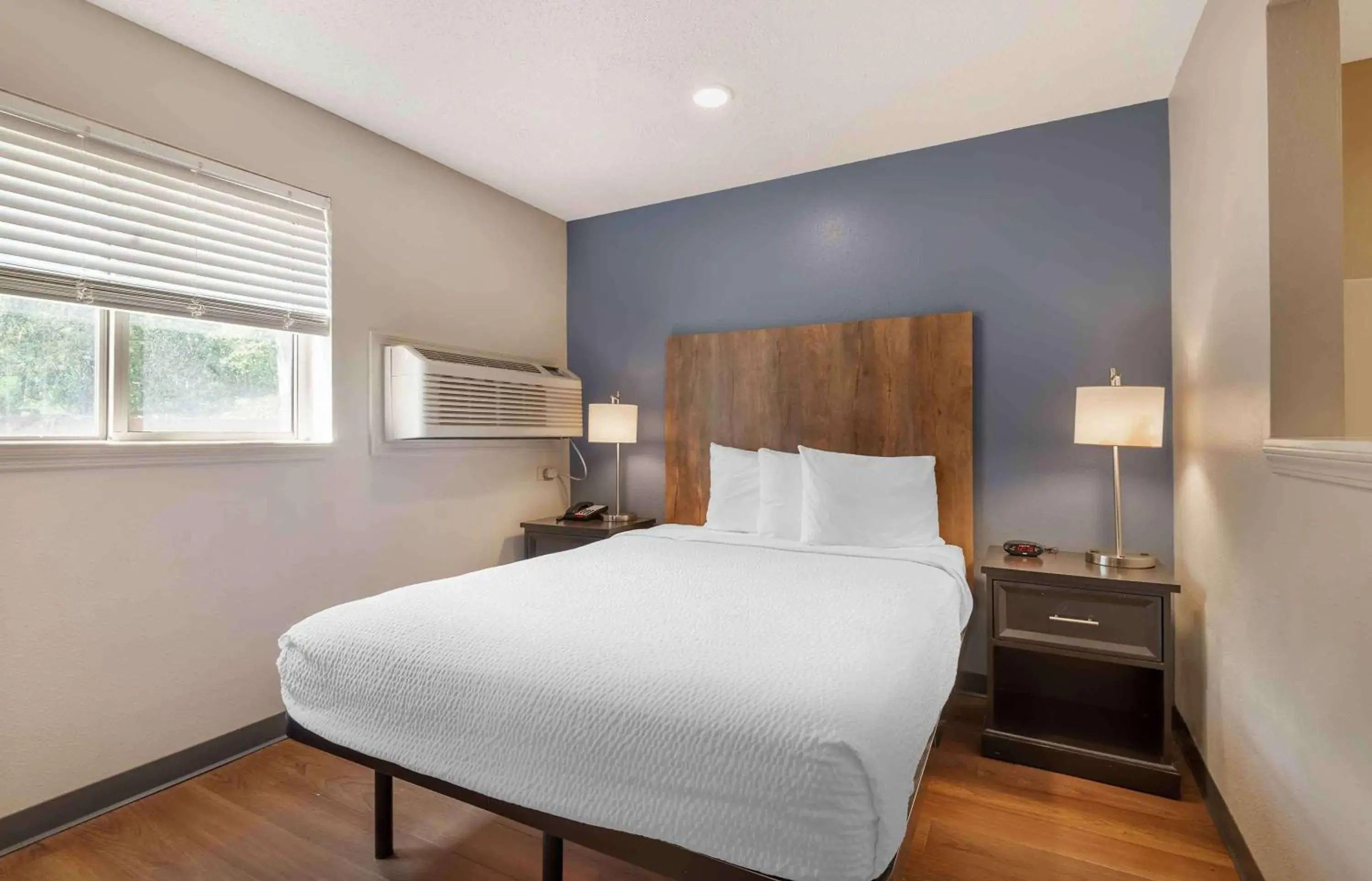 Bedroom, Bed in Extended Stay America Select Suites - Charlotte - University Place - E McCullough Dr