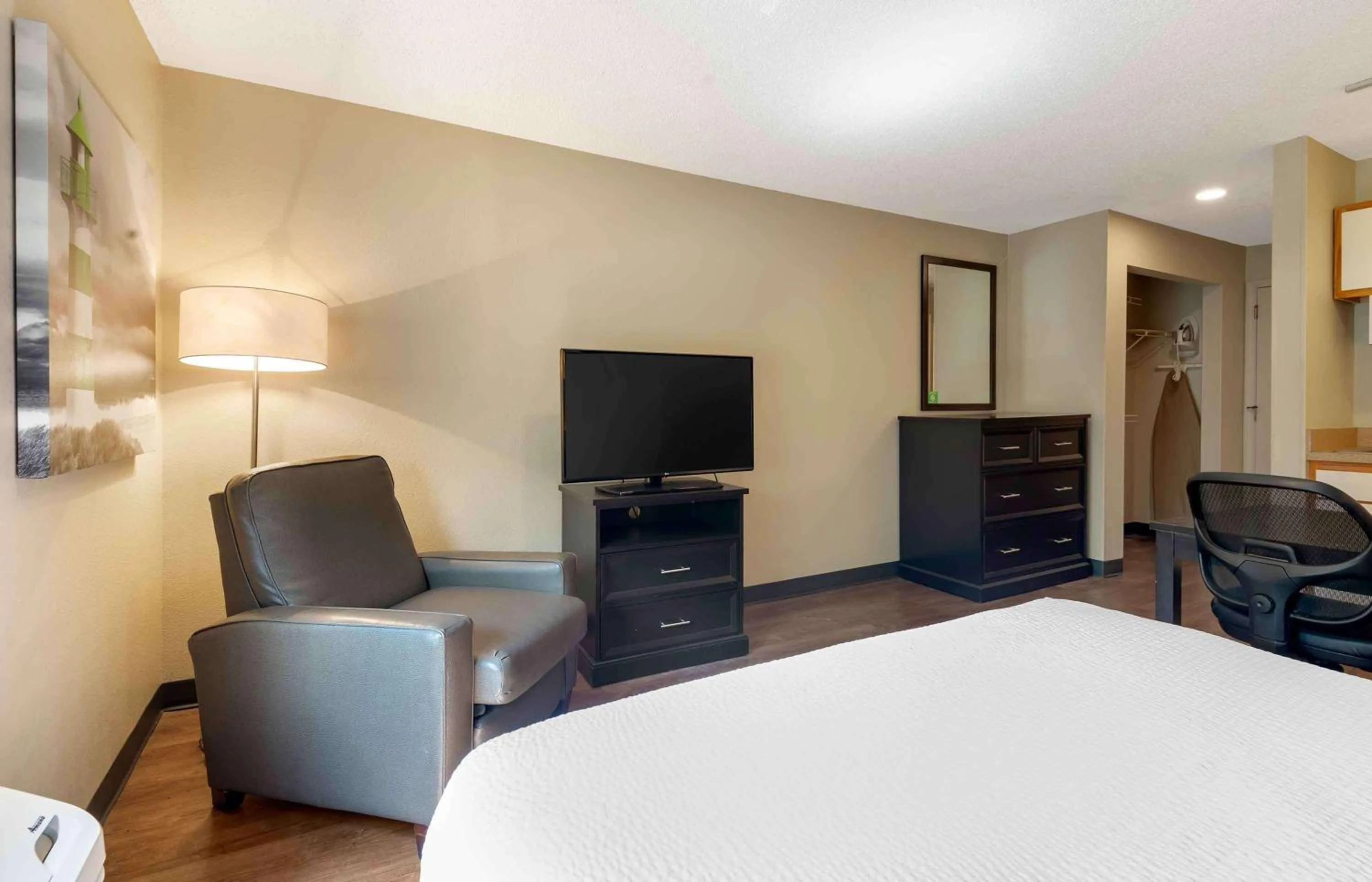 Bedroom, TV/Entertainment Center in Extended Stay America Select Suites - Charlotte - University Place - E McCullough Dr