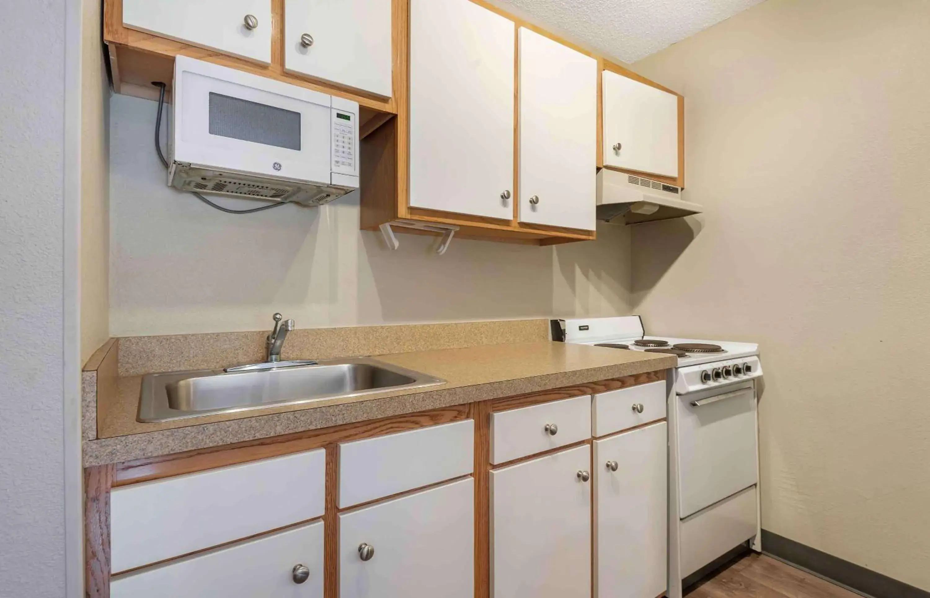 Bedroom, Kitchen/Kitchenette in Extended Stay America Select Suites - Charlotte - University Place - E McCullough Dr