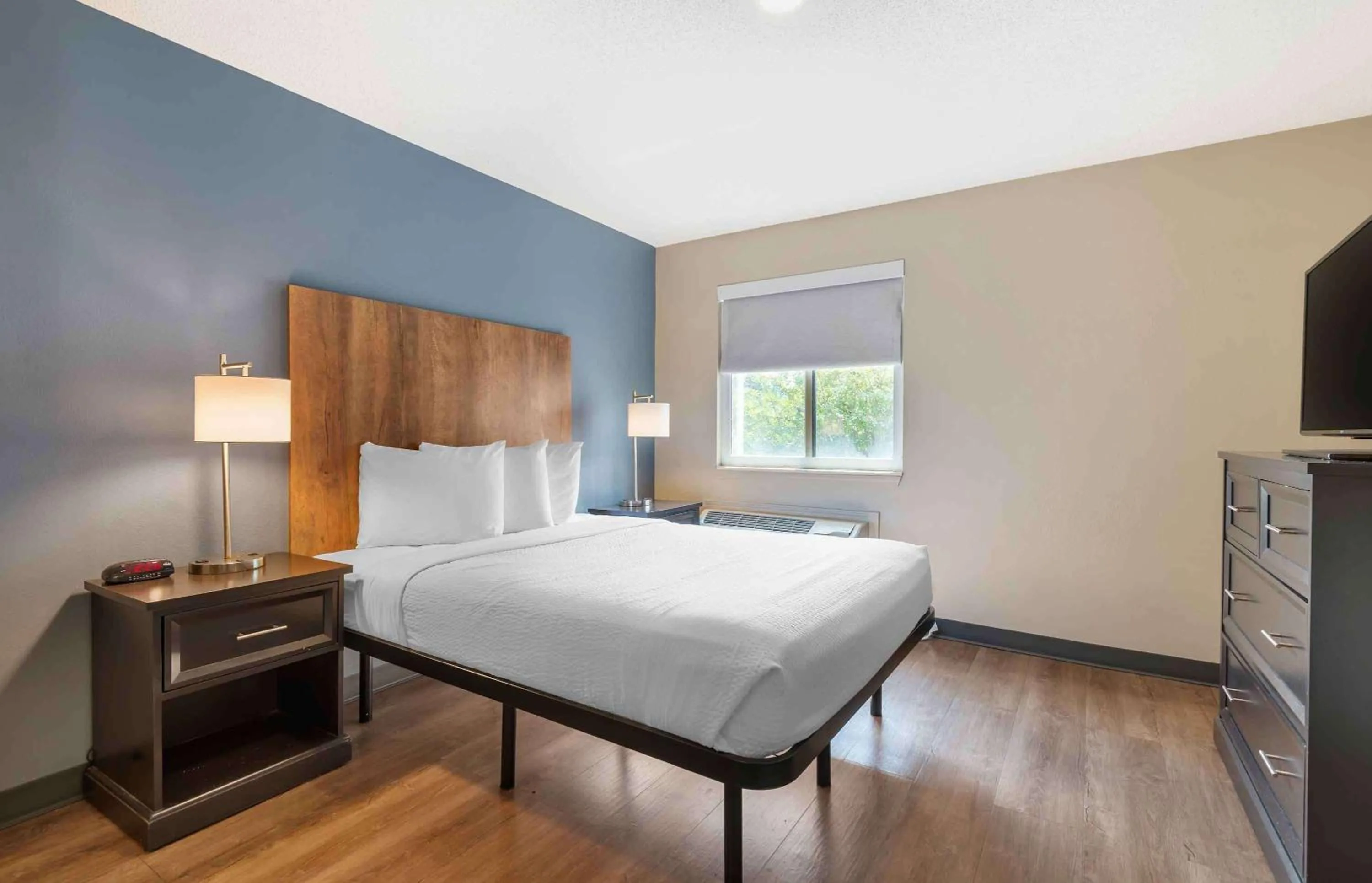 Bedroom in Extended Stay America Select Suites - Charlotte - University Place - E McCullough Dr