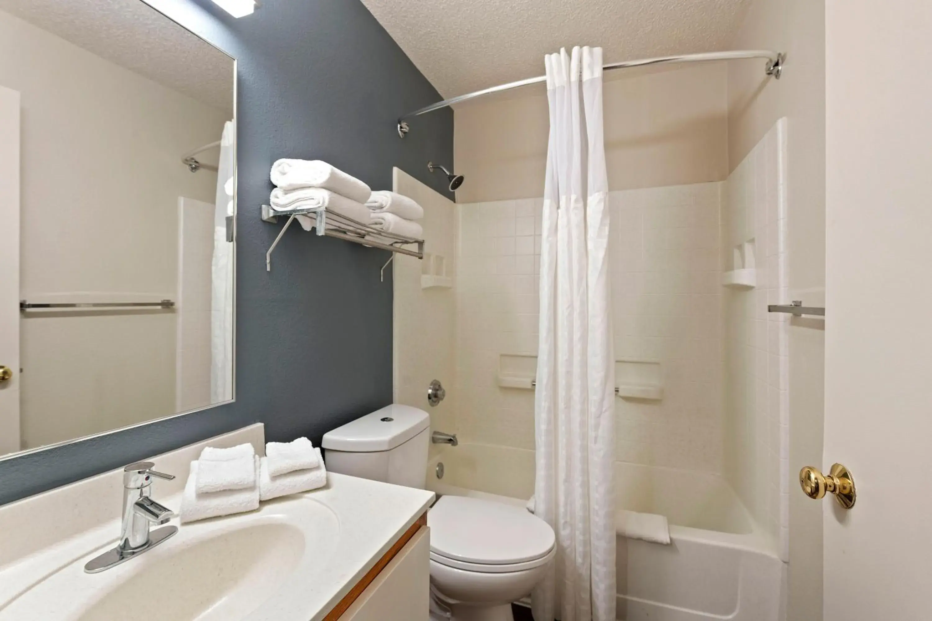 Bathroom in Extended Stay America Select Suites - Charlotte - University Place - E McCullough Dr