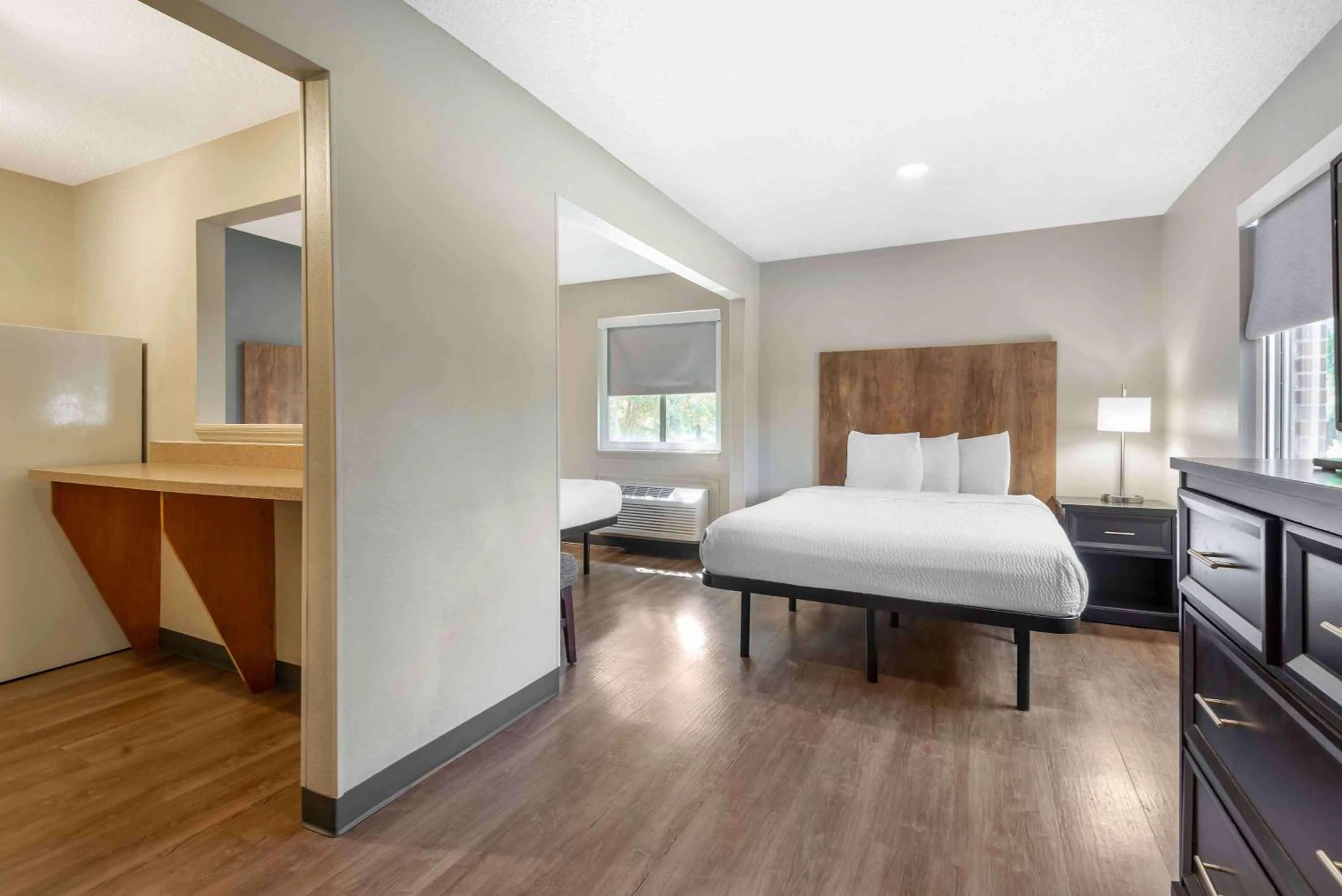 Bedroom in Extended Stay America Select Suites - Charlotte - University Place - E McCullough Dr