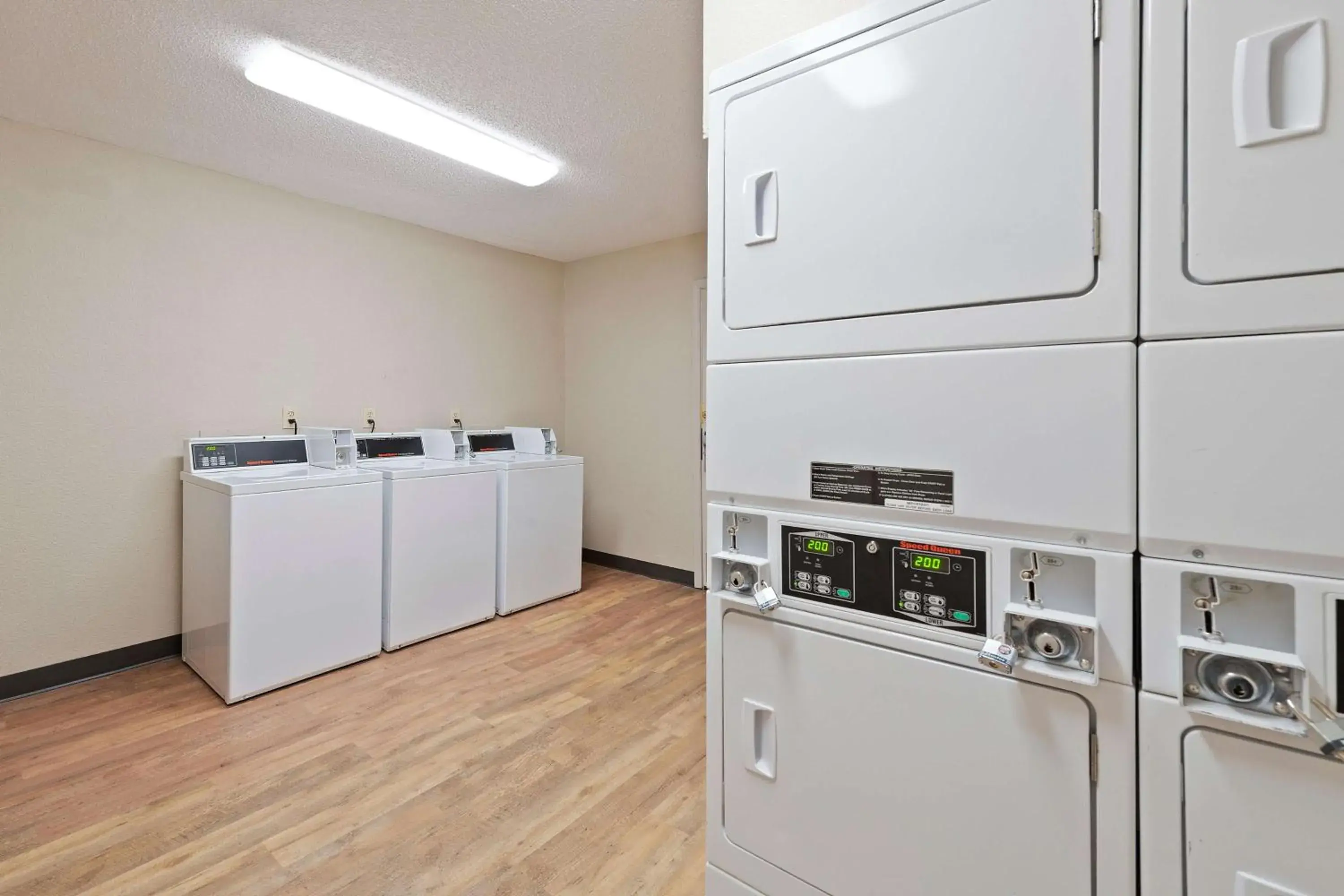 laundry, Kitchen/Kitchenette in Extended Stay America Select Suites - Charlotte - University Place - E McCullough Dr