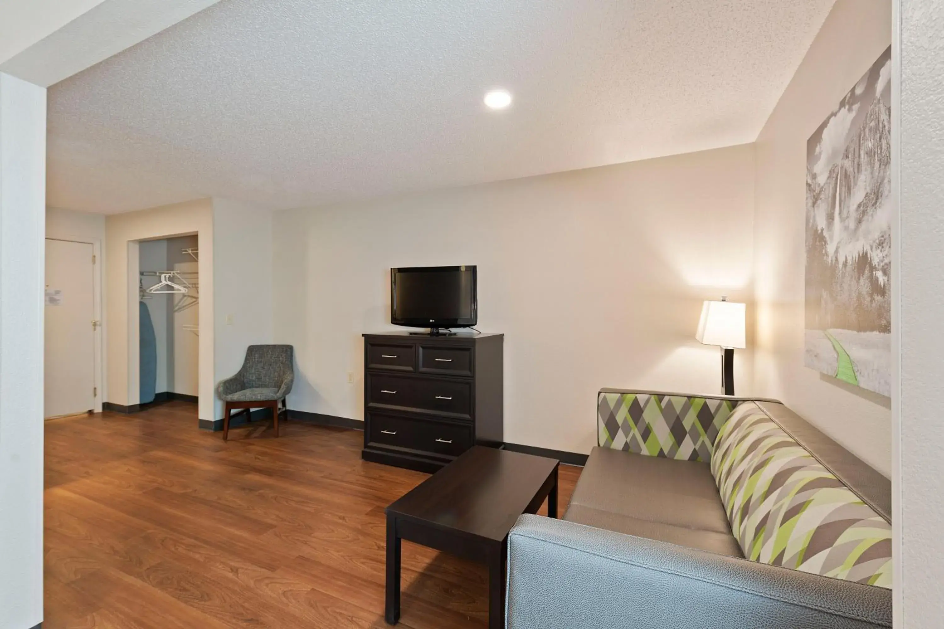 TV and multimedia, Seating Area in Extended Stay America Select Suites - Charlotte - University Place - E McCullough Dr