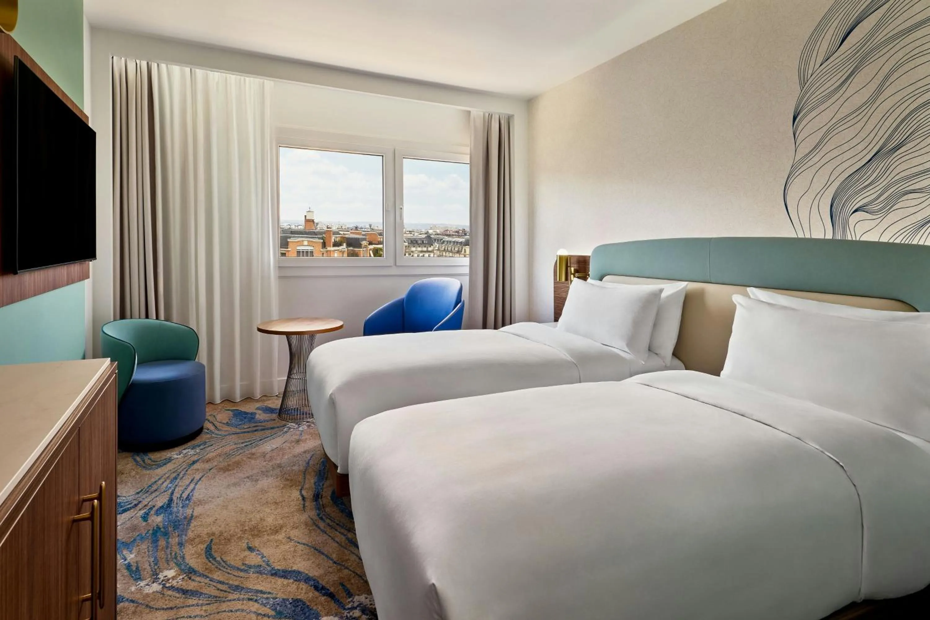 Photo of the whole room, Bed in Le Méridien Paris Arc De Triomphe