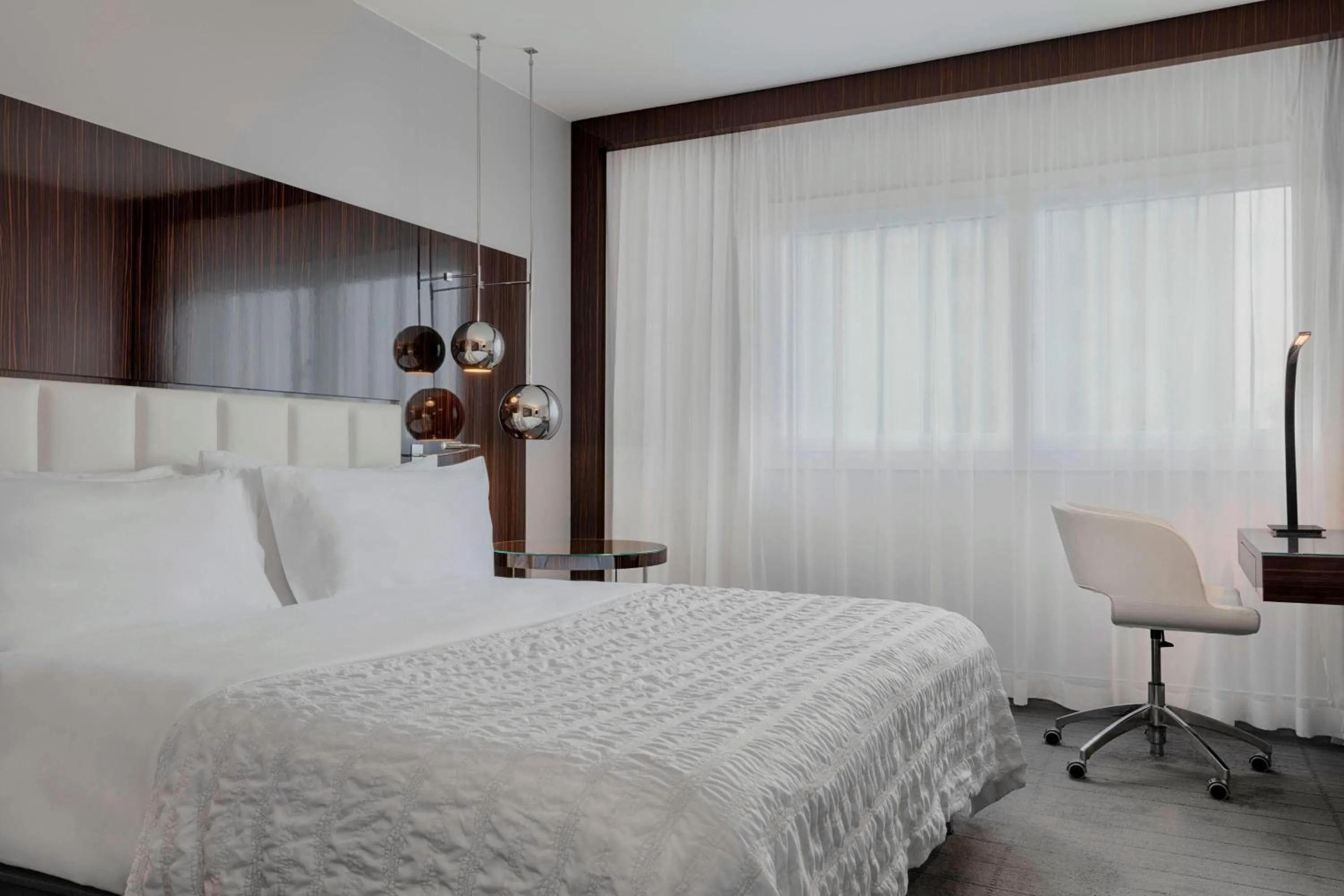 Photo of the whole room, Bed in Le Méridien Paris Arc De Triomphe