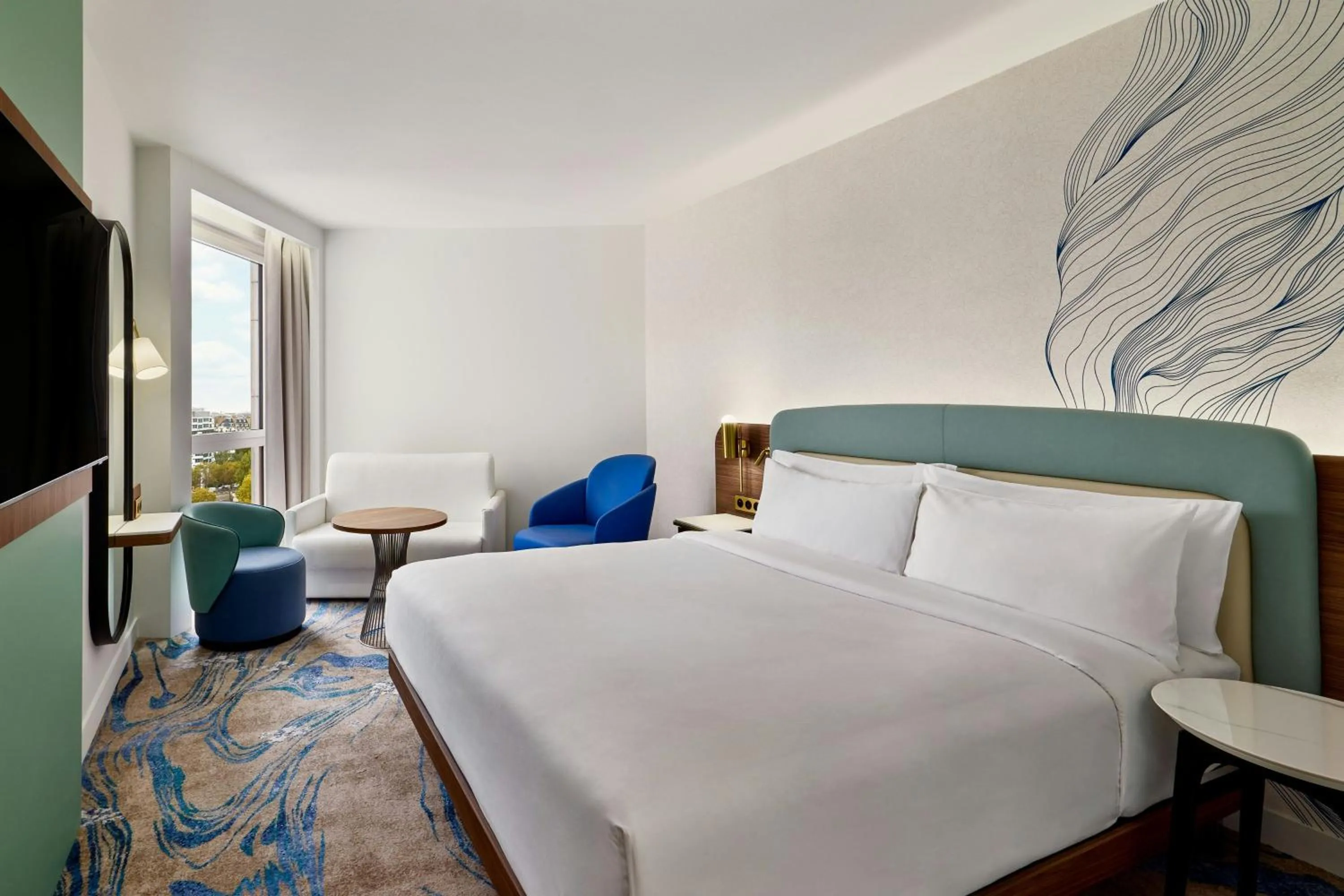 Photo of the whole room, Bed in Le Méridien Paris Arc De Triomphe