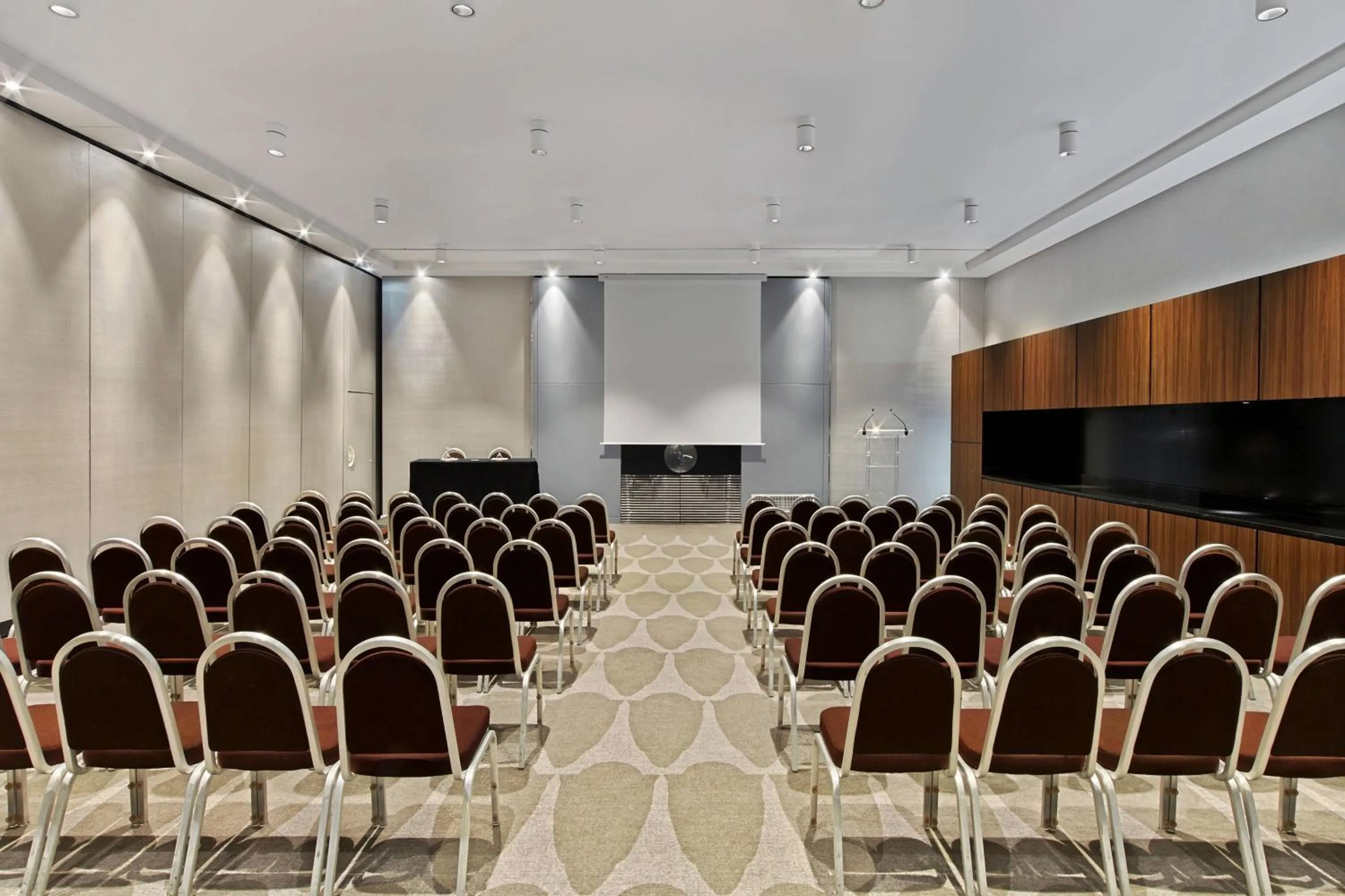 Entertainment in Le Méridien Paris Arc De Triomphe