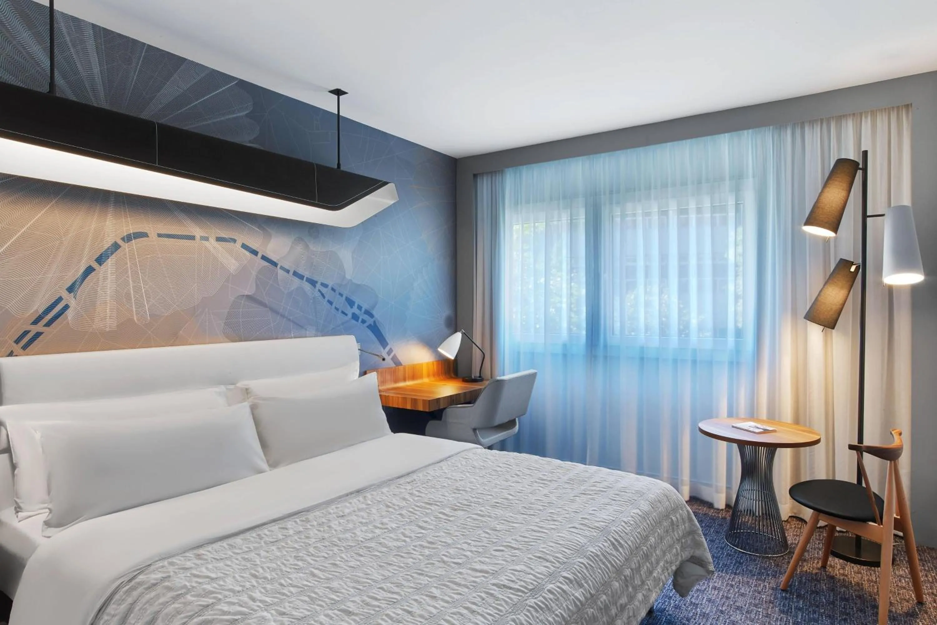 Photo of the whole room, Bed in Le Méridien Paris Arc De Triomphe