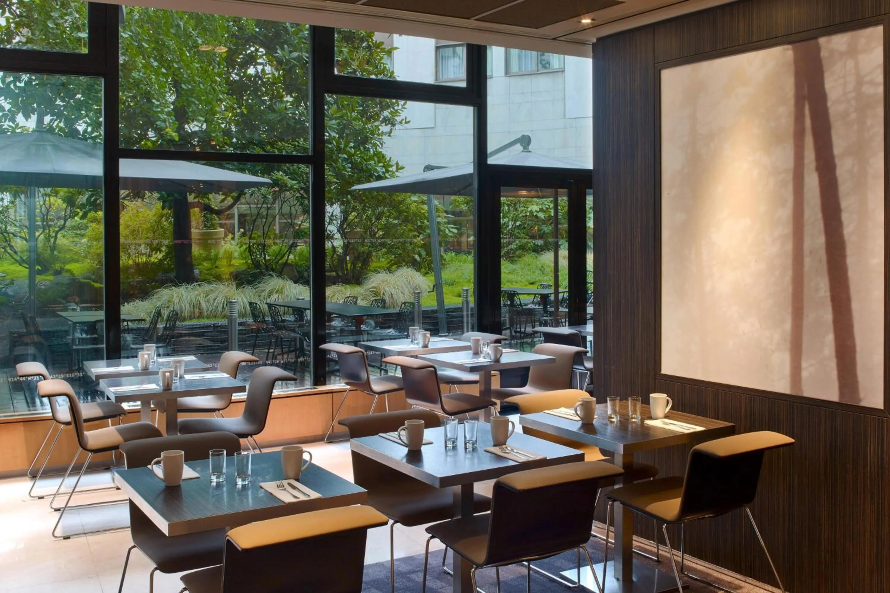 Restaurant/places to eat in Le Méridien Paris Arc De Triomphe