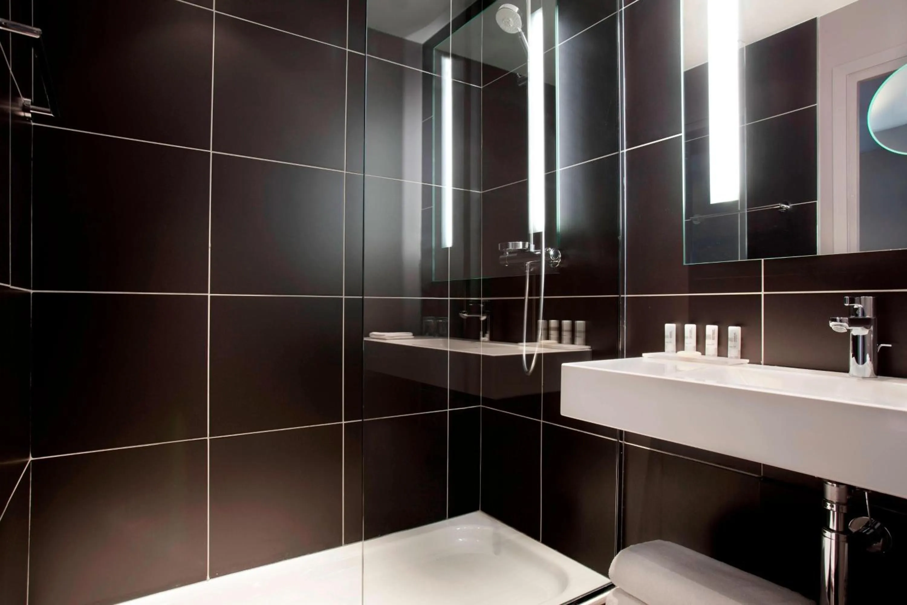 Bathroom in Le Méridien Paris Arc De Triomphe