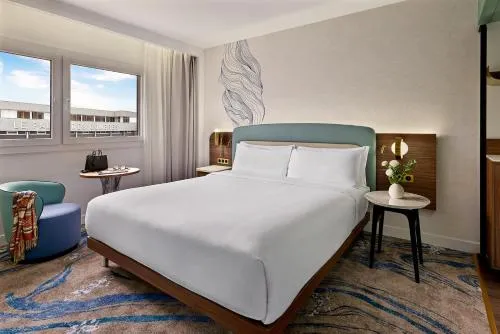 Bedroom, Bed in Le Méridien Paris Arc De Triomphe