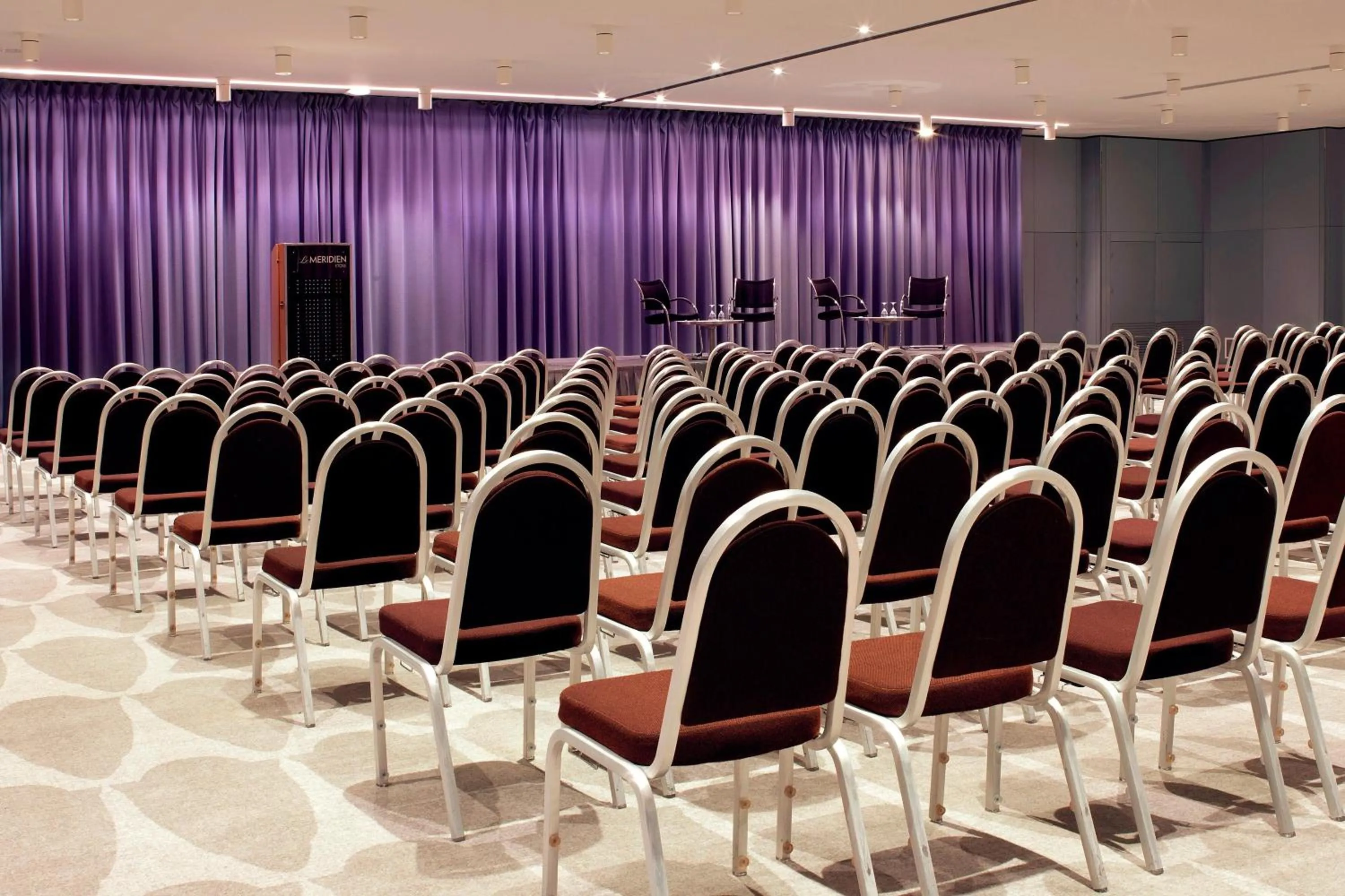 Entertainment in Le Méridien Paris Arc De Triomphe