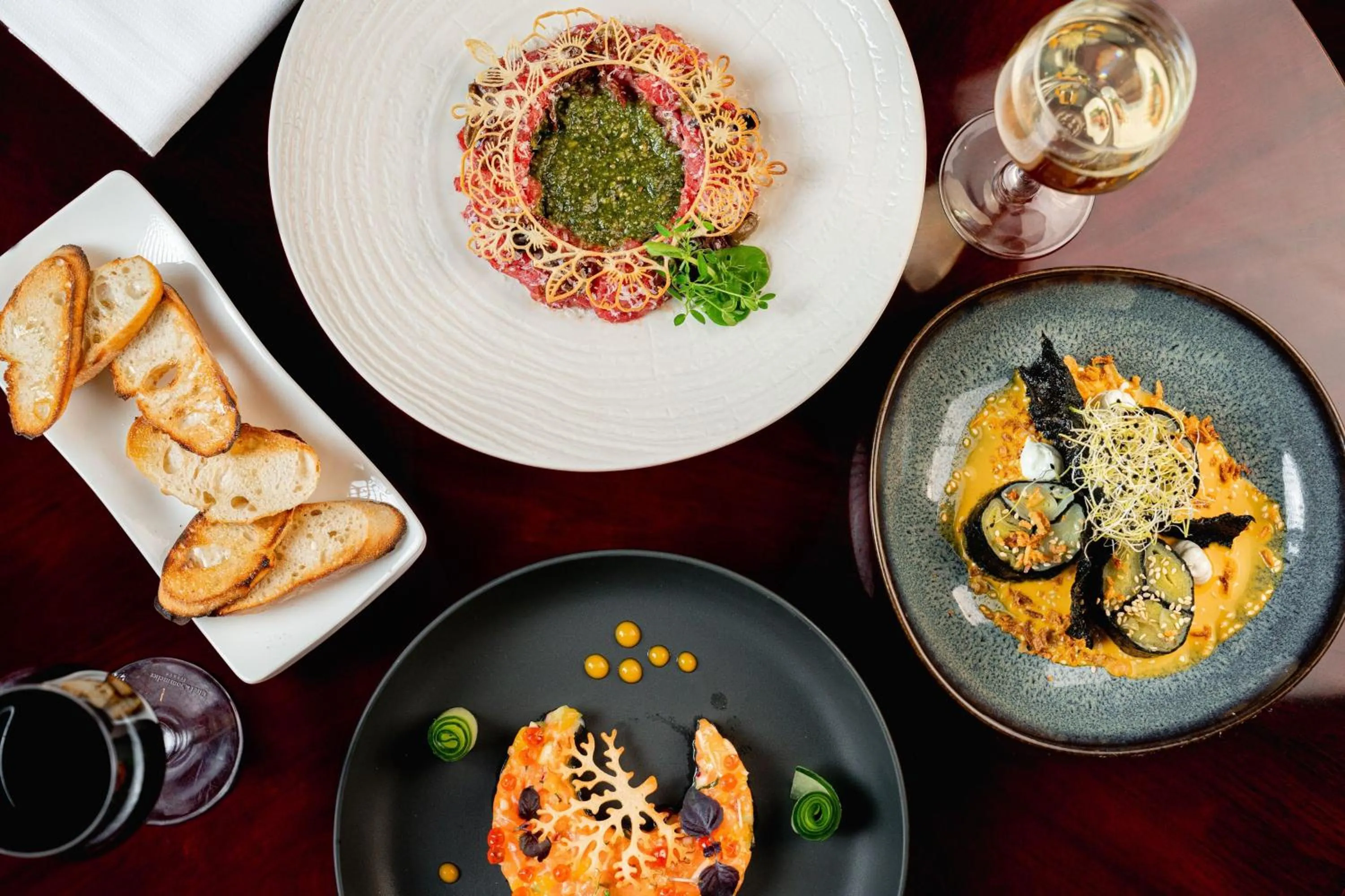 Restaurant/places to eat in Le Méridien Paris Arc De Triomphe