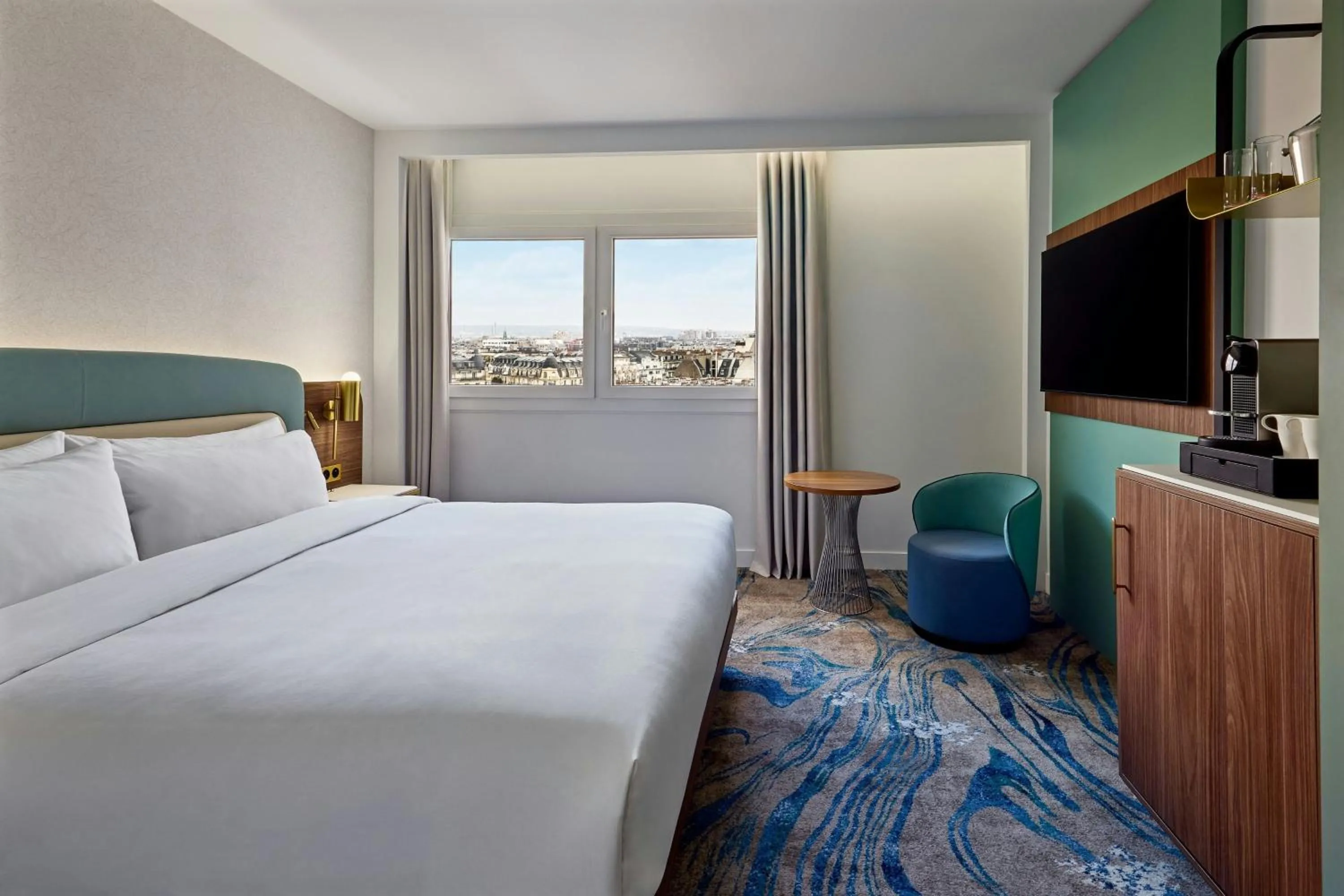 Photo of the whole room, Bed in Le Méridien Paris Arc De Triomphe