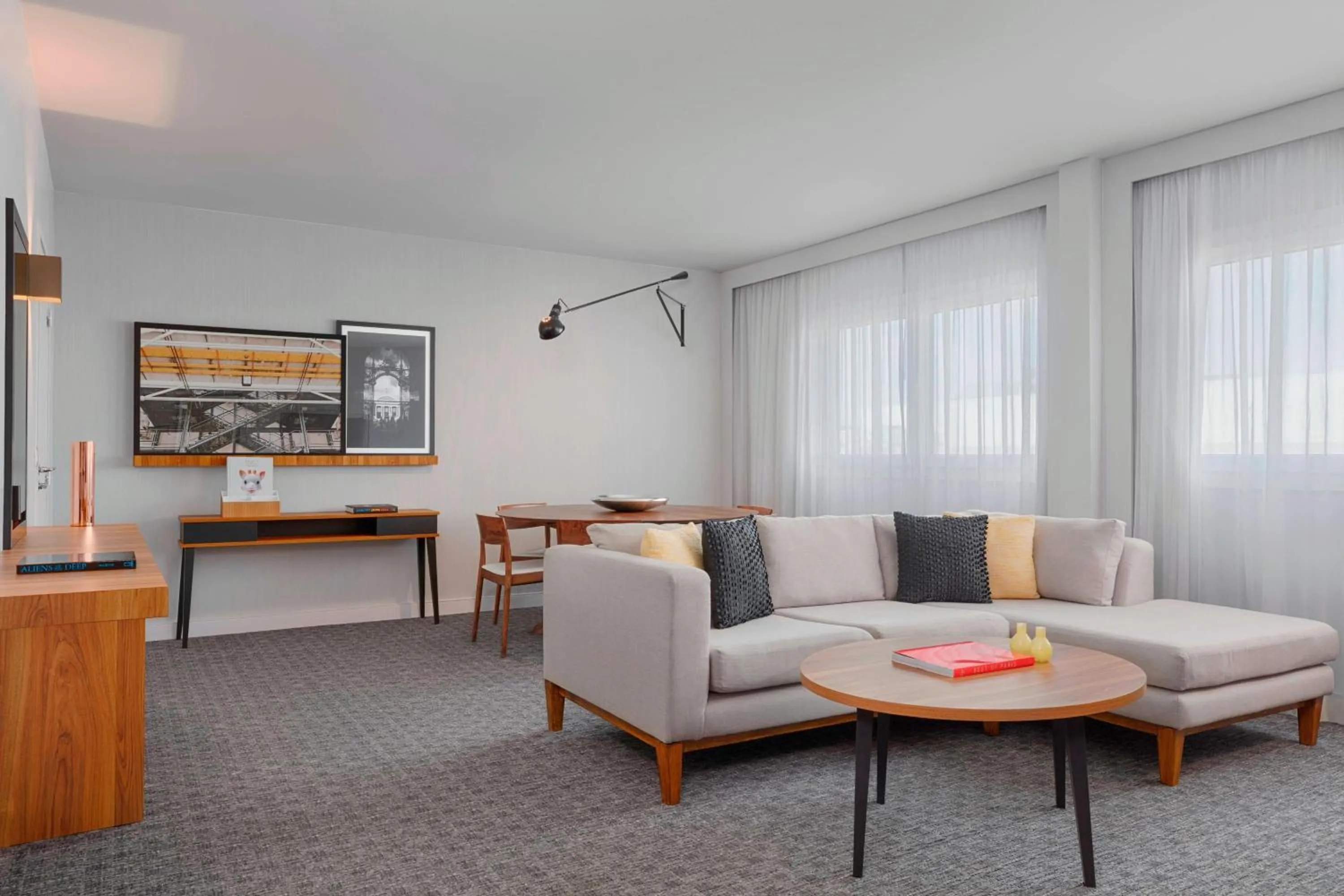 Photo of the whole room in Le Méridien Paris Arc De Triomphe