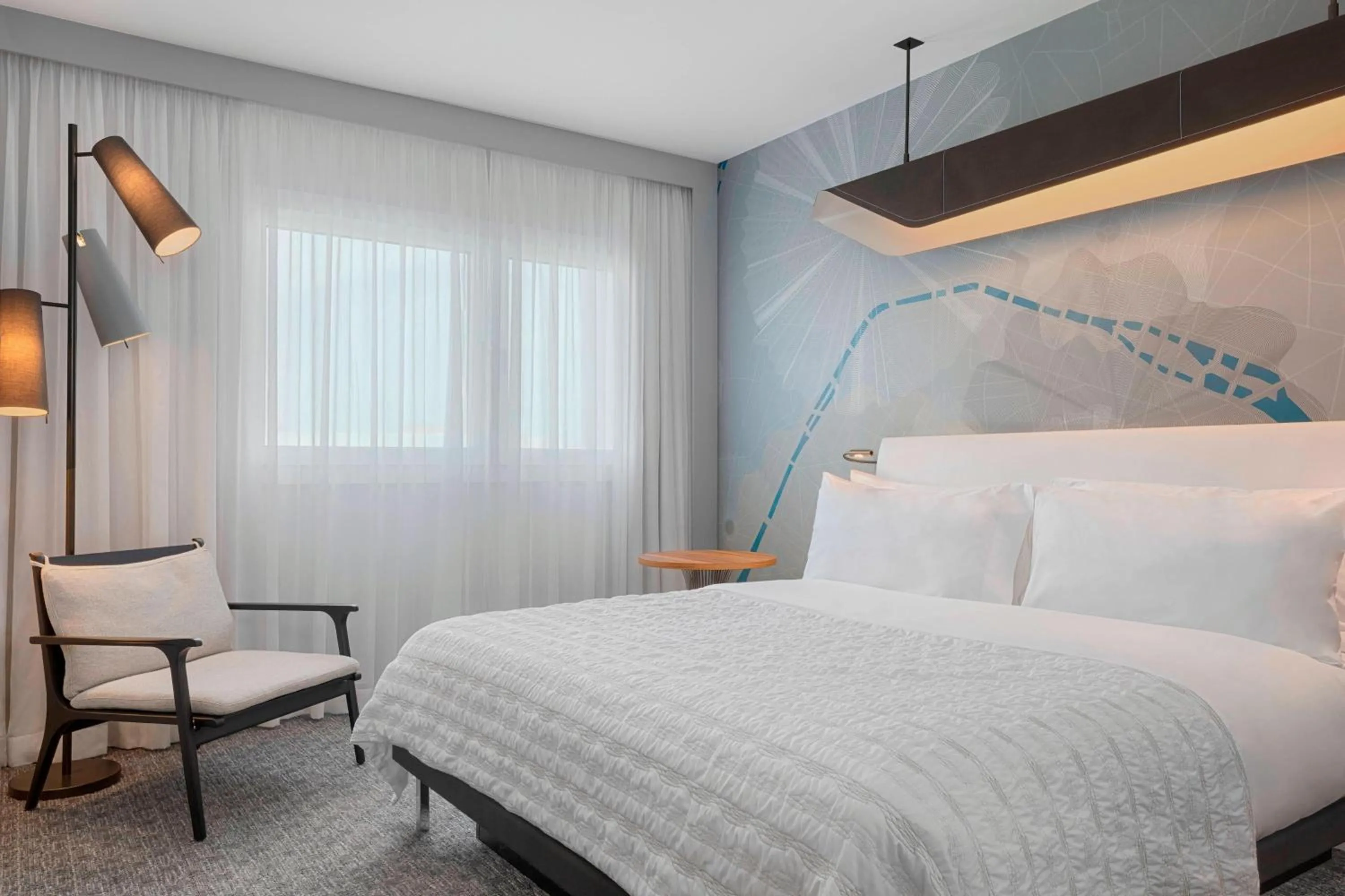 Photo of the whole room, Bed in Le Méridien Paris Arc De Triomphe