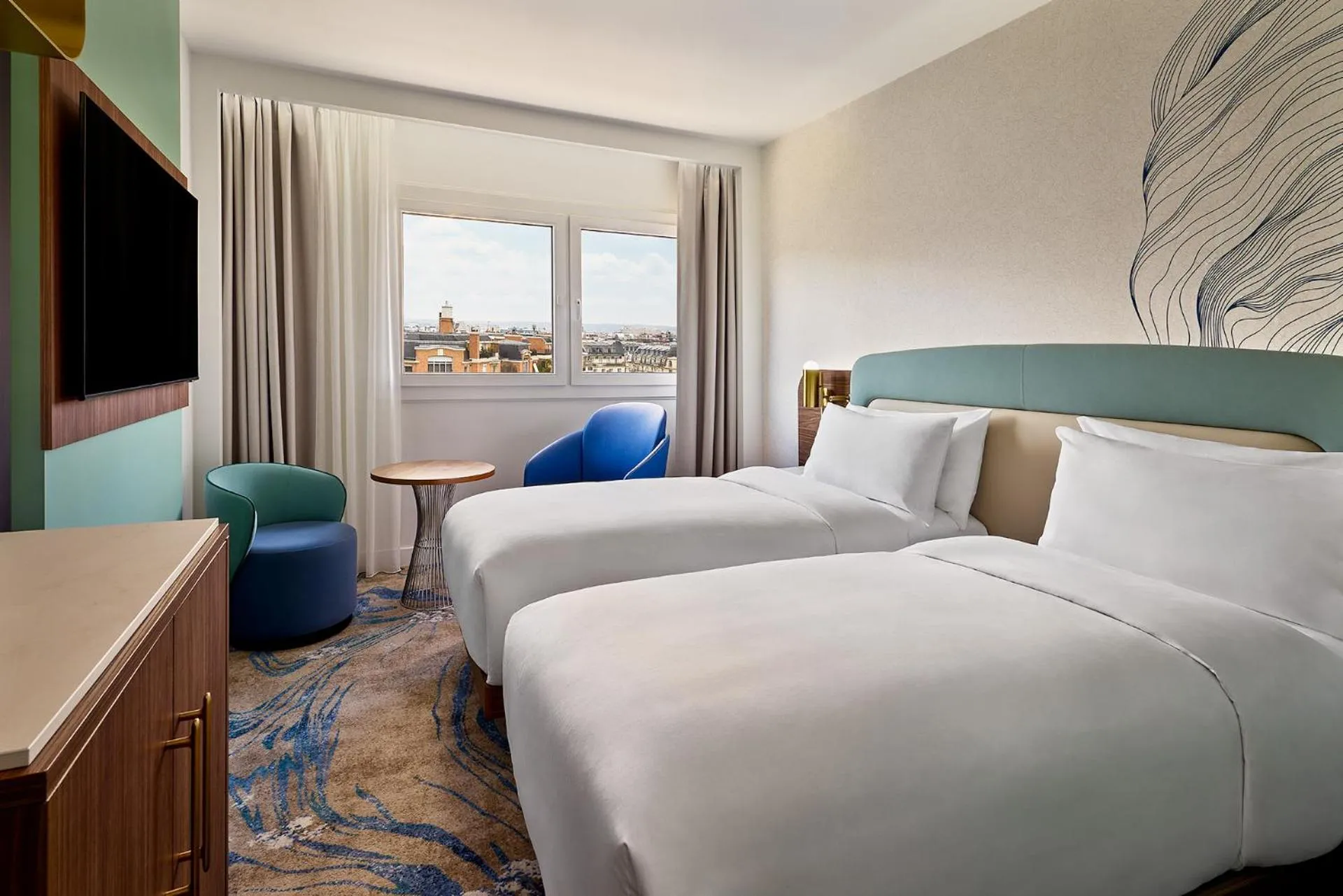 Photo of the whole room, Bed in Le Méridien Paris Arc De Triomphe