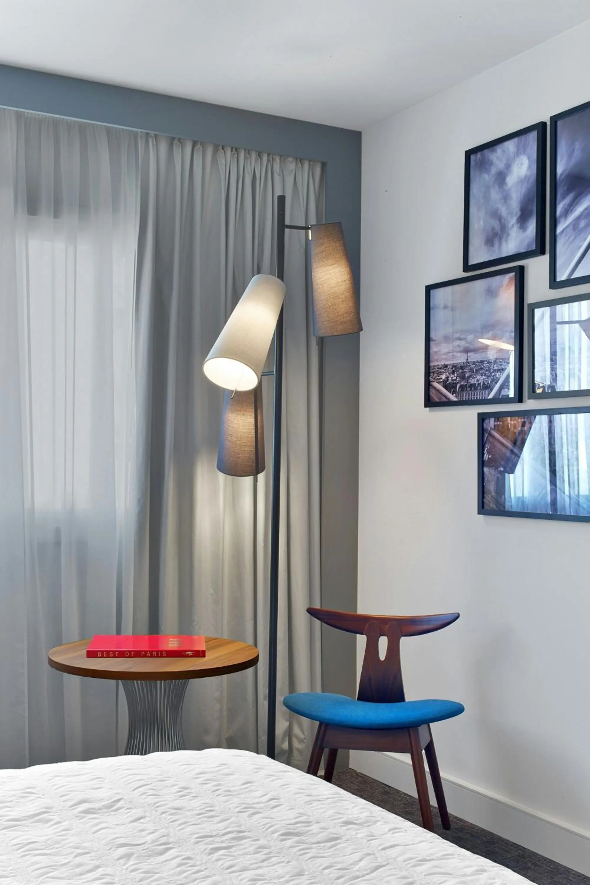 Photo of the whole room, Bed in Le Méridien Paris Arc De Triomphe