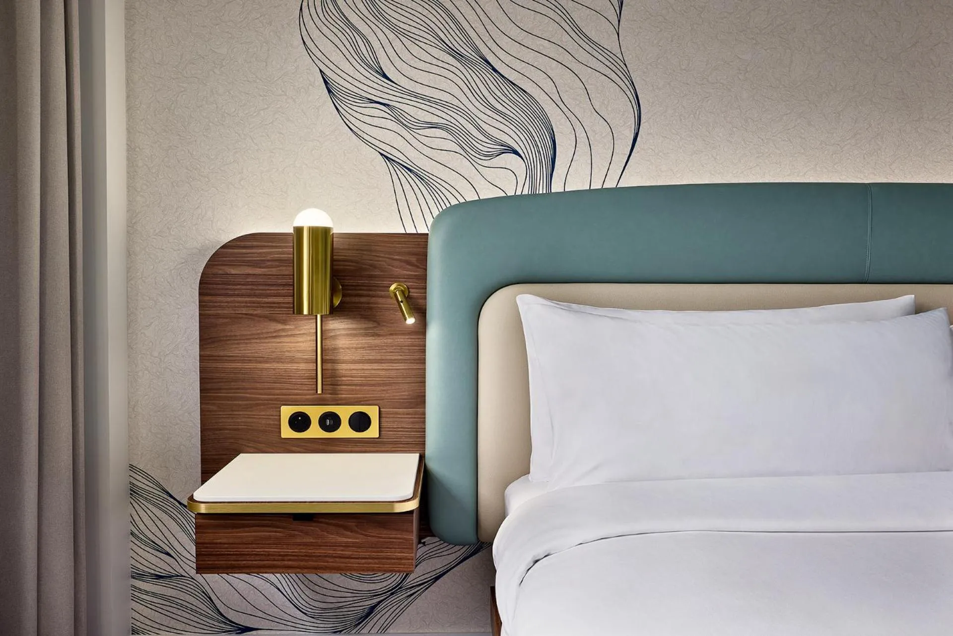 Bedroom, Bed in Le Méridien Paris Arc De Triomphe