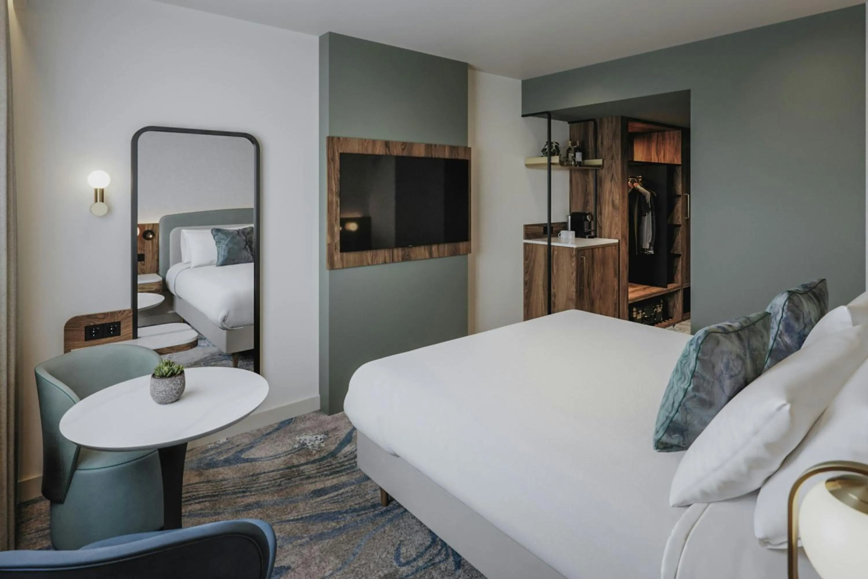 Photo of the whole room, Bed in Le Méridien Paris Arc De Triomphe