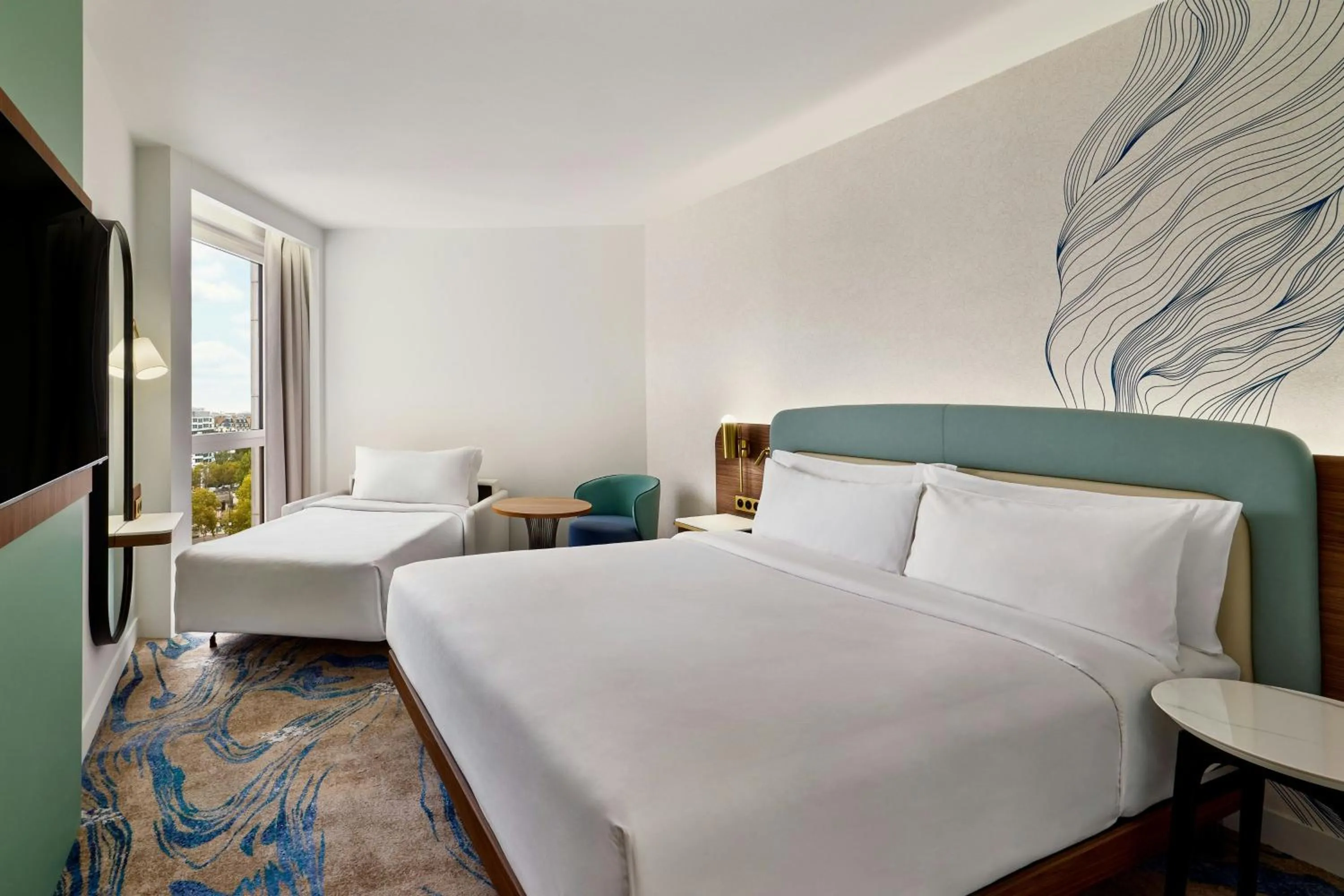 Photo of the whole room, Bed in Le Méridien Paris Arc De Triomphe