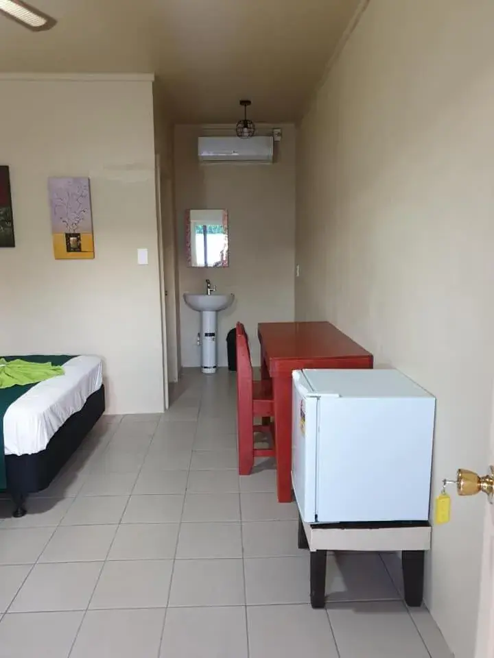 Standard Queen Room - single occupancy in Transit Motel Standard Queen Room - single occupancy in Transit Motel