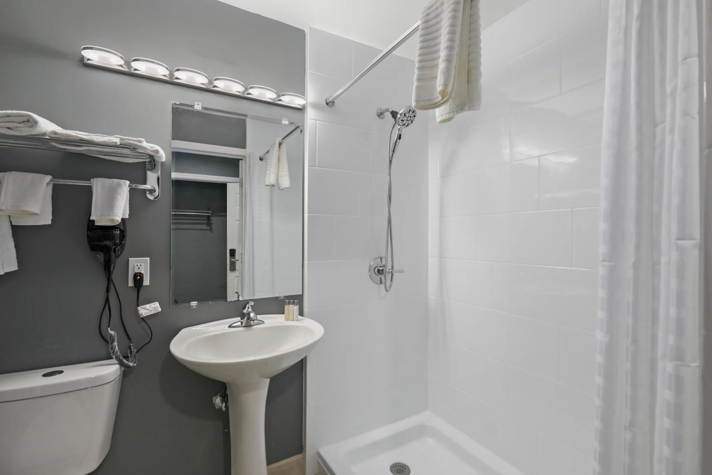 Shower in Four Seasons Country Inn