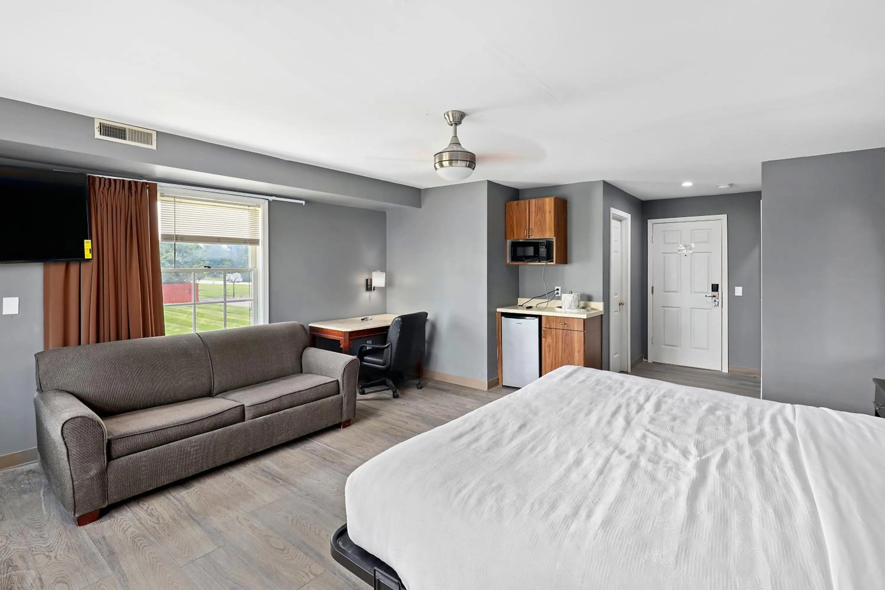 Bed in Four Seasons Country Inn