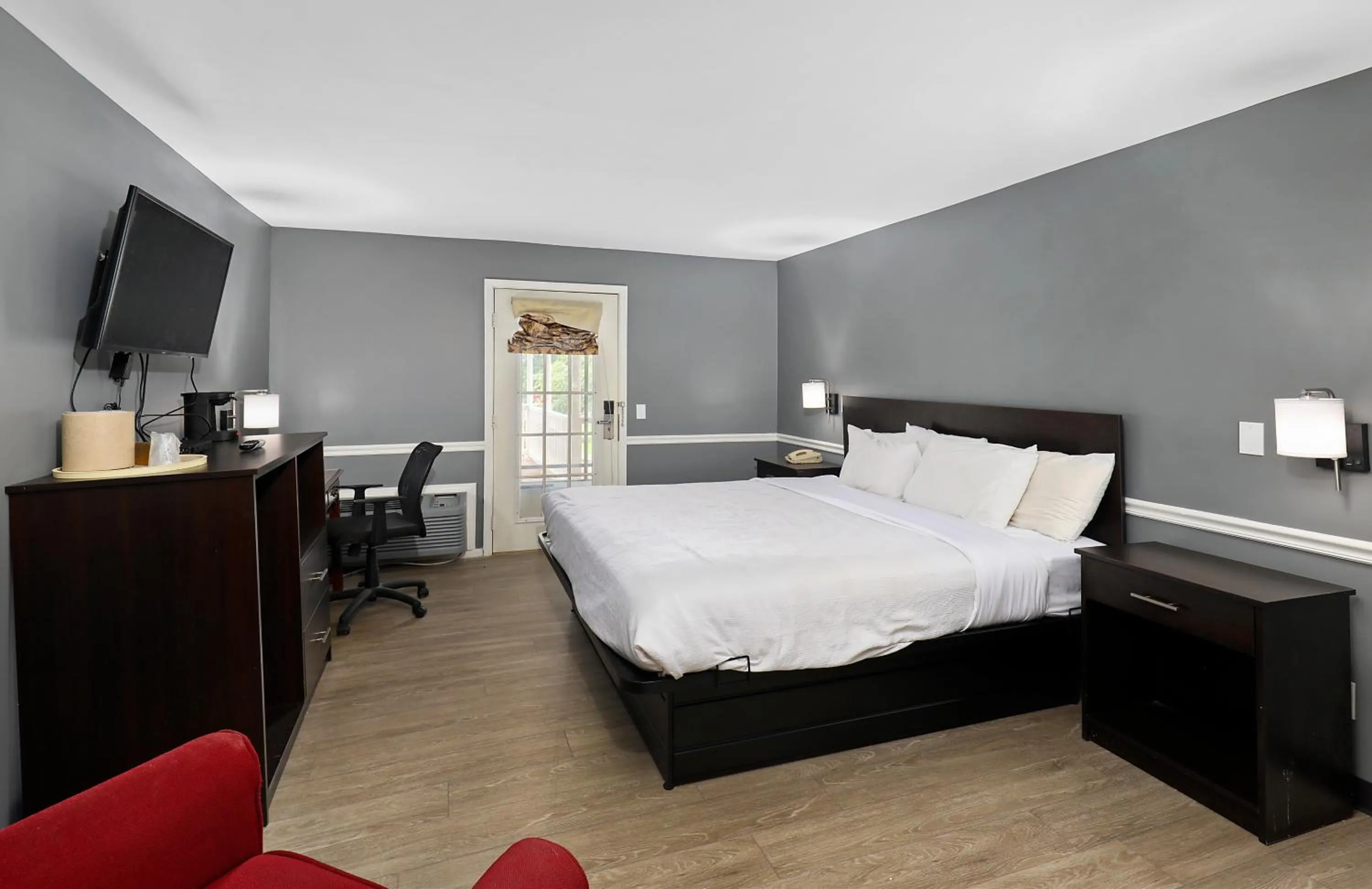 Bed in Four Seasons Country Inn