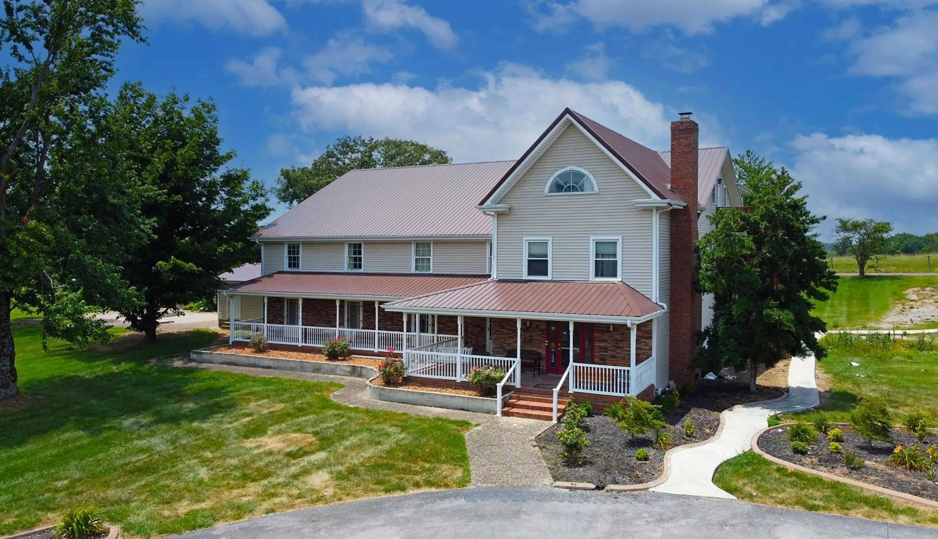 Property building in Four Seasons Country Inn