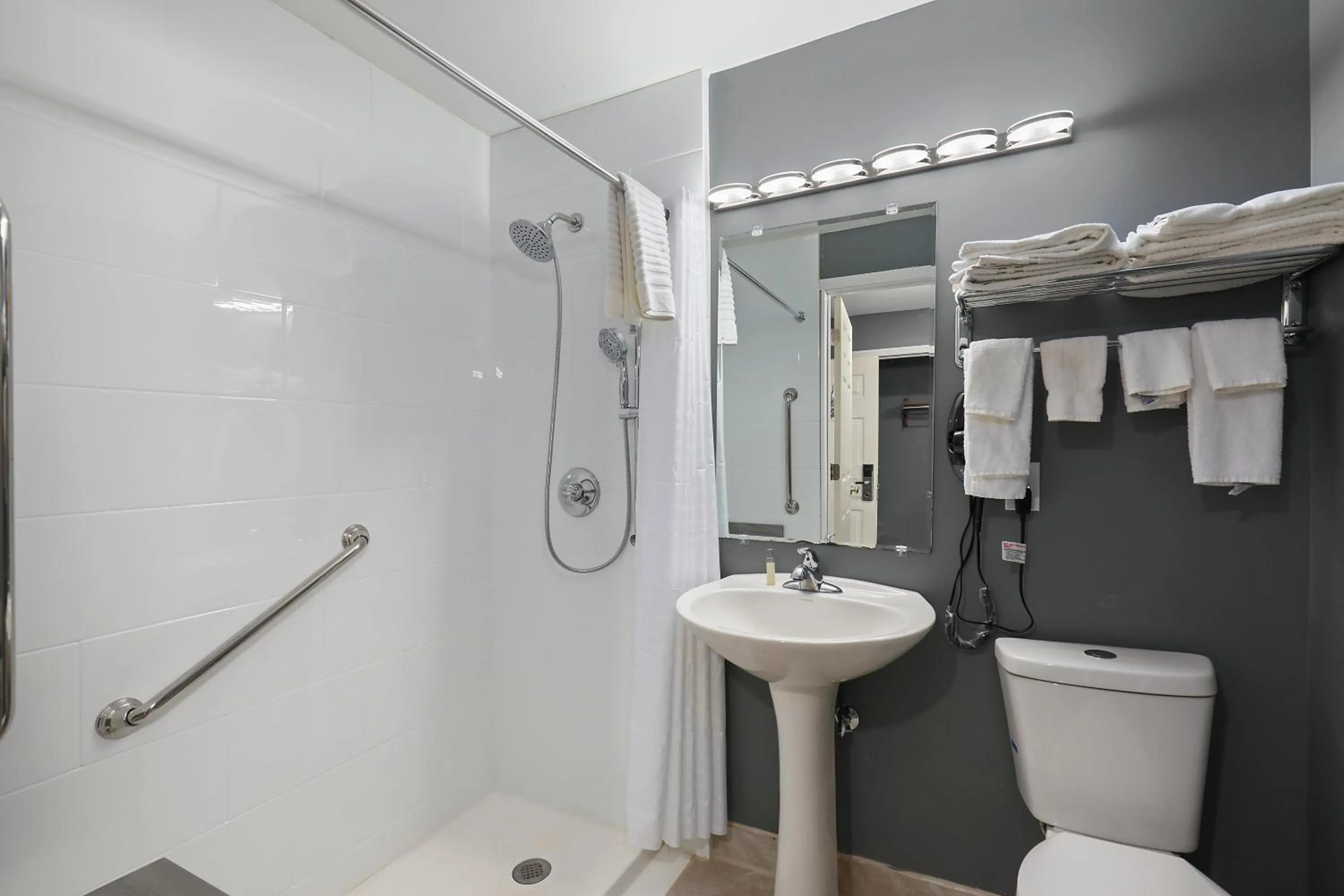 Shower in Four Seasons Country Inn