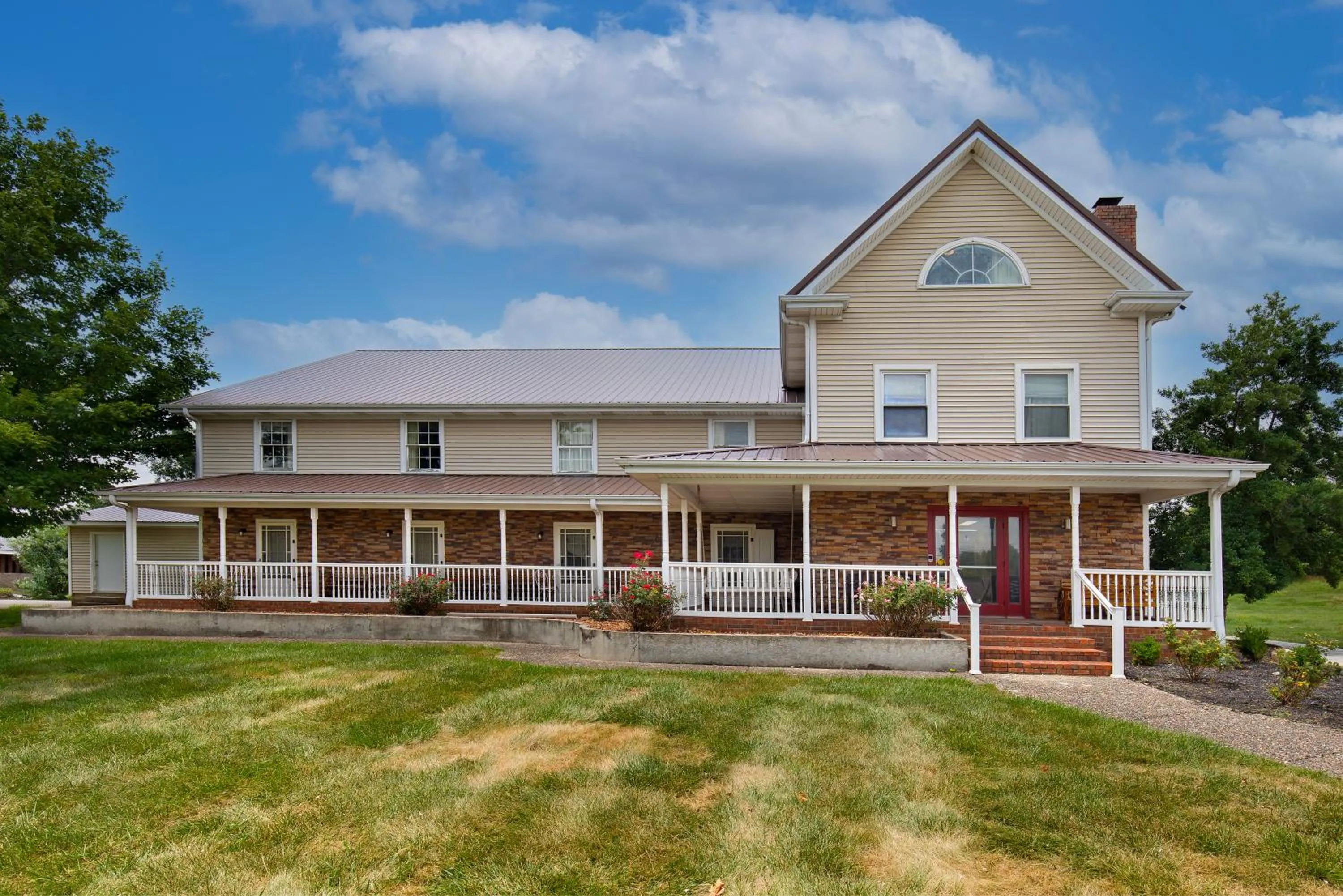 Property building in Four Seasons Country Inn